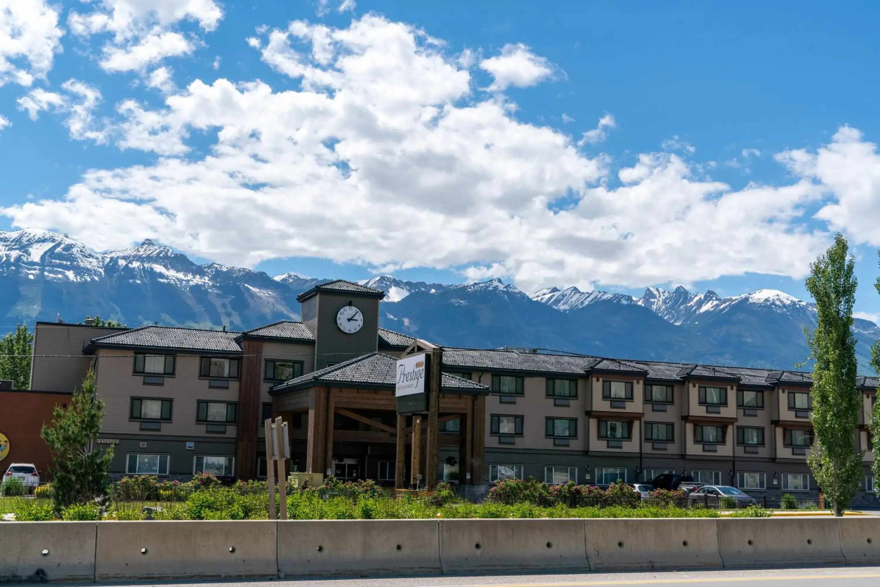 Property building in Prestige Inn Golden Property building in Prestige Inn Golden