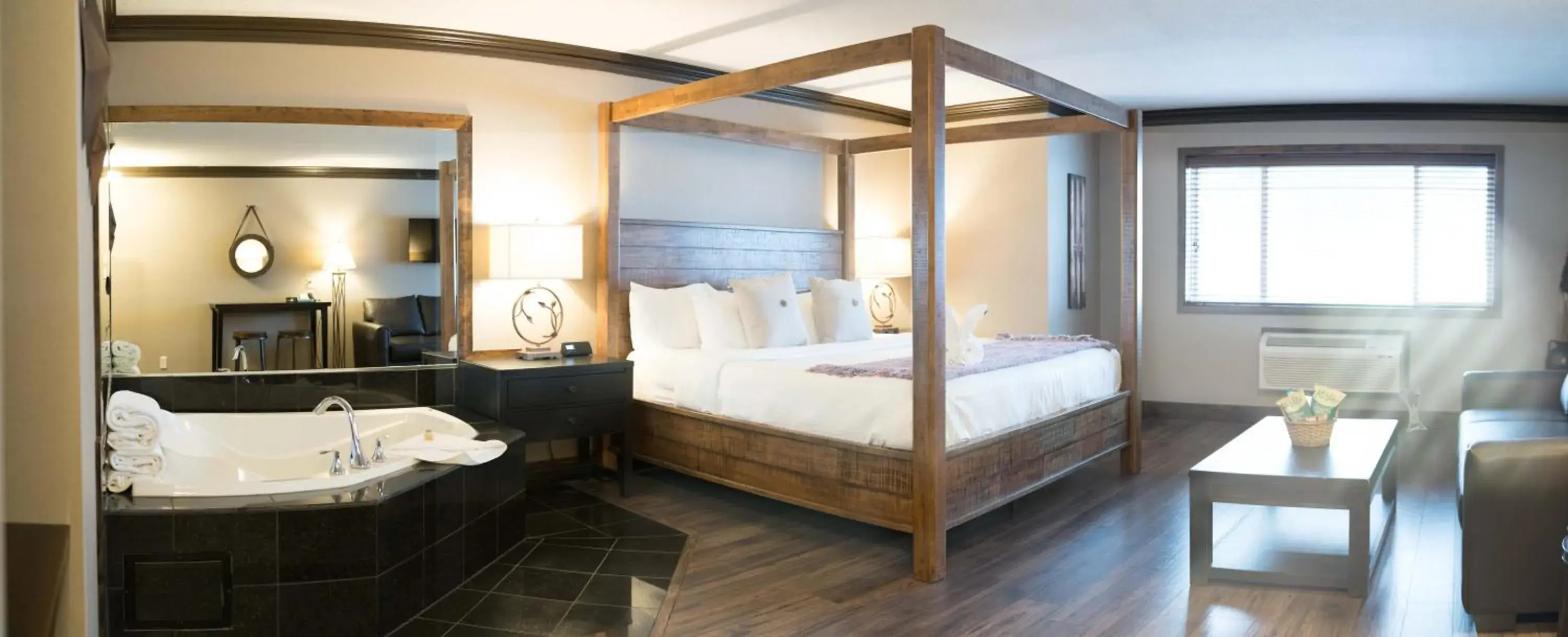 King Suite with Spa Bath in Prestige Inn Golden King Suite with Spa Bath in Prestige Inn Golden