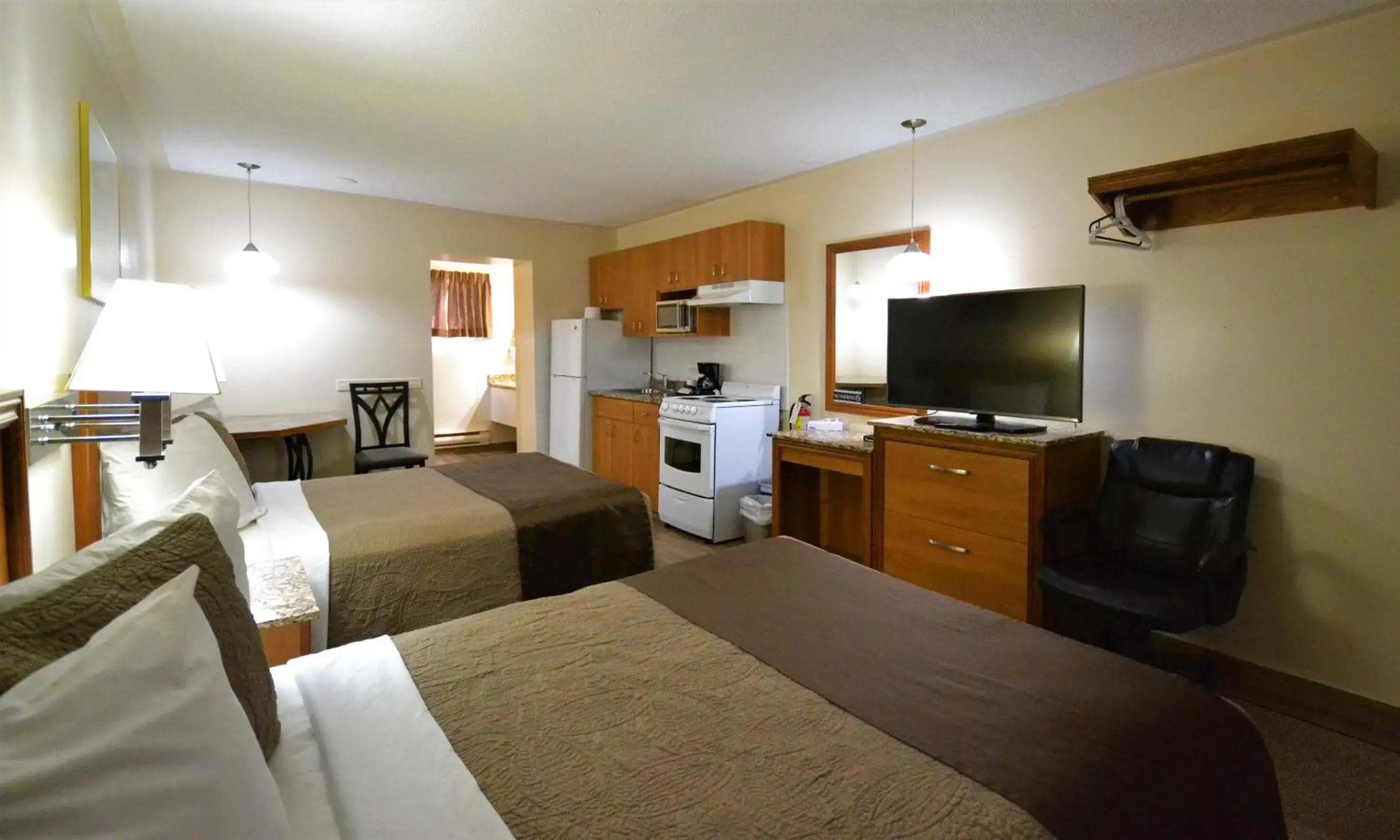 Deluxe Double Room with Two Double Beds in Newmarket Inn Deluxe Double Room with Two Double Beds in Newmarket Inn