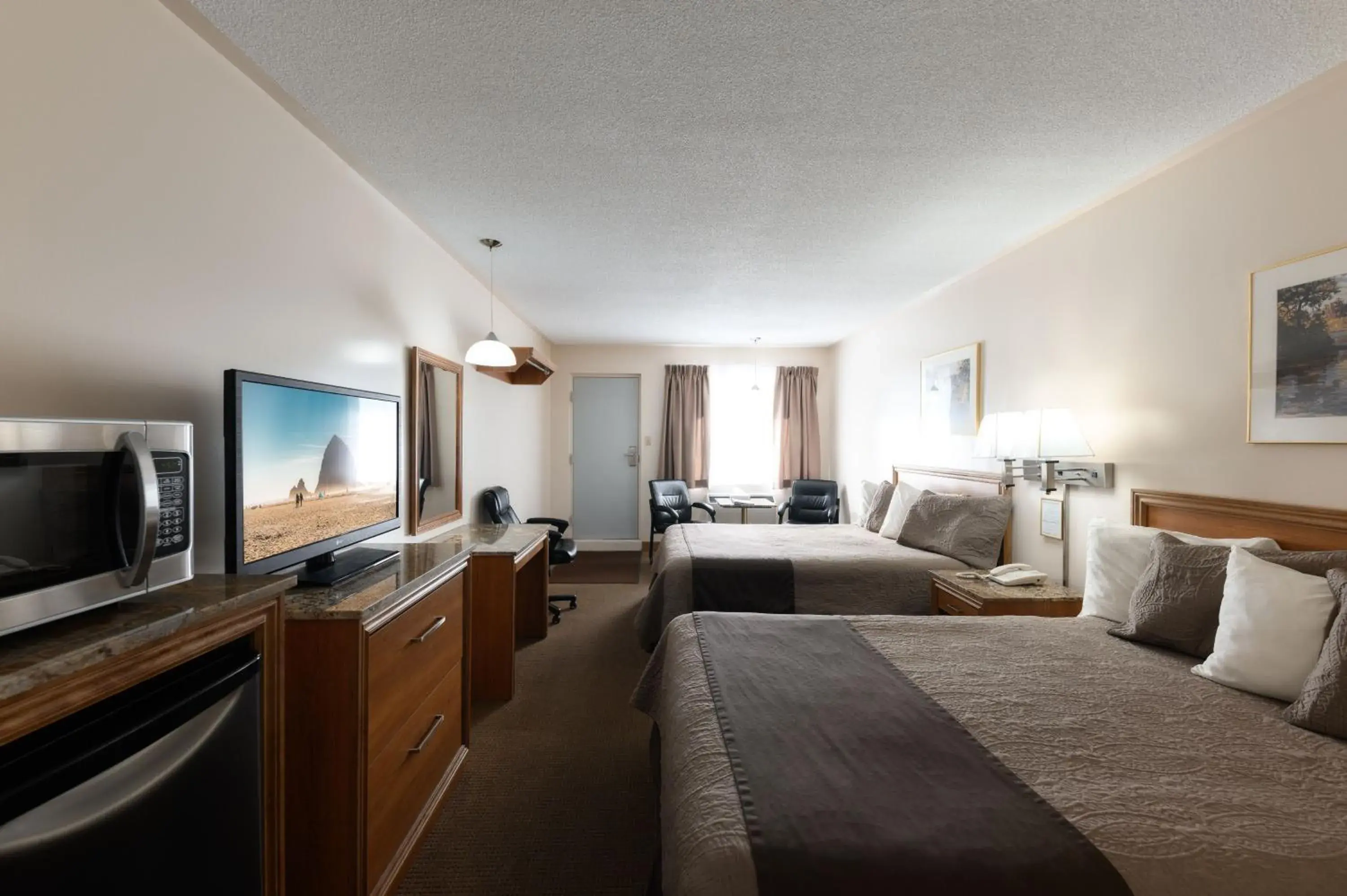 Queen Room with Two Queen Beds in Newmarket Inn Queen Room with Two Queen Beds in Newmarket Inn