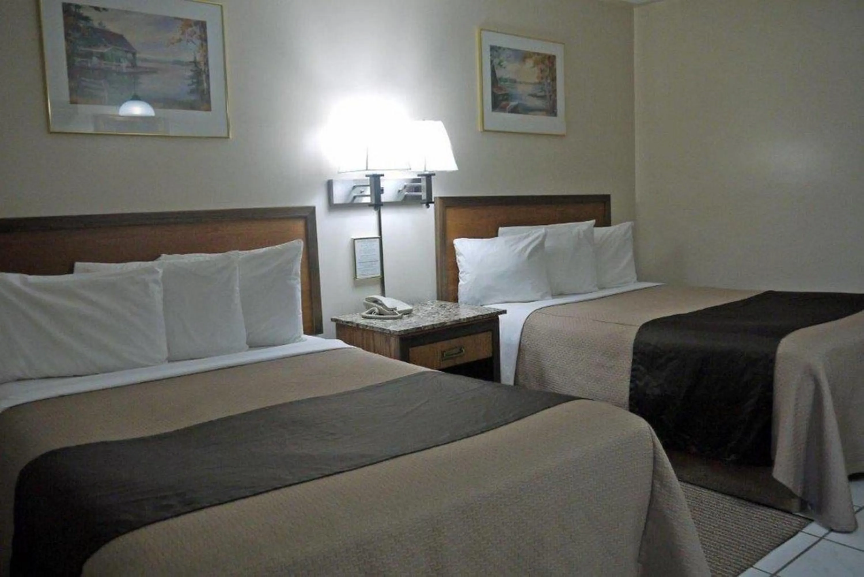 Bedroom, Bed in Newmarket Inn