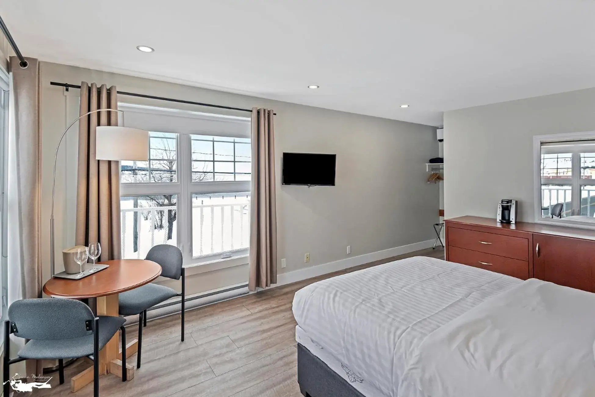 Queen Room with Sea View in Hotel Motel Manoir de Percé Queen Room with Sea View in Hotel Motel Manoir de Percé