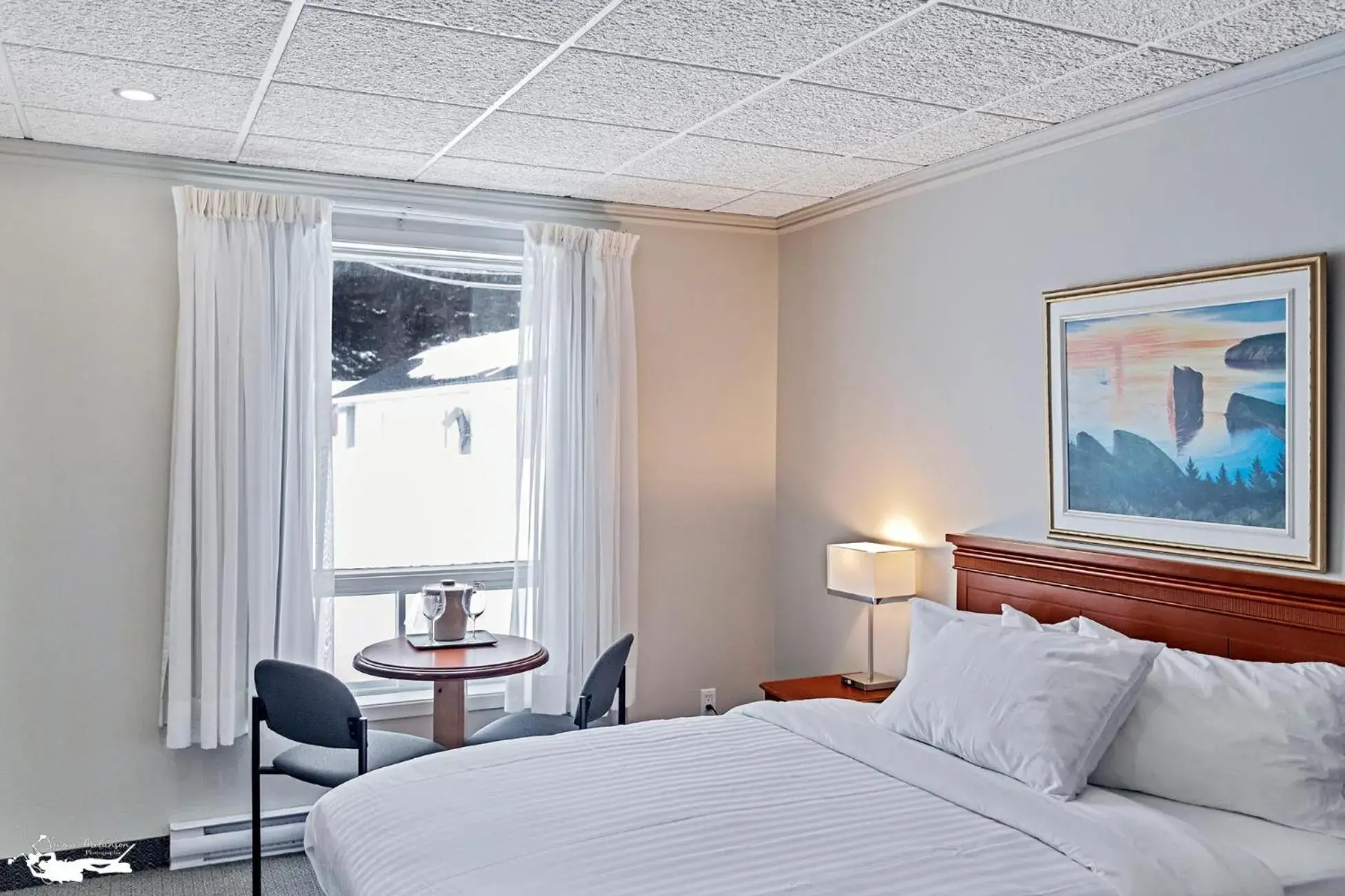 Queen Room with Mountain View in Hotel Motel Manoir de Percé Queen Room with Mountain View in Hotel Motel Manoir de Percé