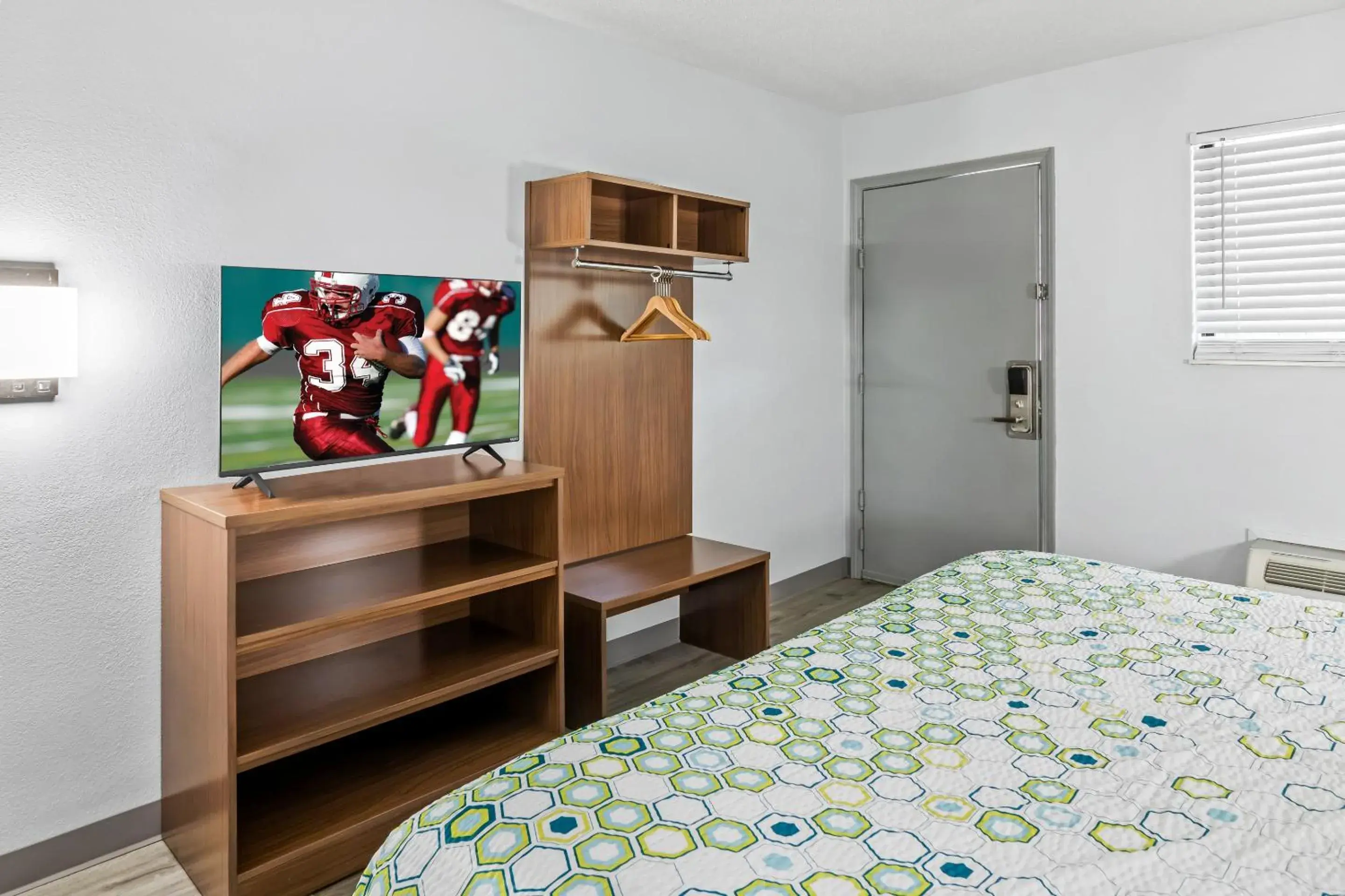 TV and multimedia, Bed in HomeTowne Studios by Red Roof Florence, KY-Cincinnati Airport TV and multimedia, Bed in HomeTowne Studios by Red Roof Florence, KY-Cincinnati Airport