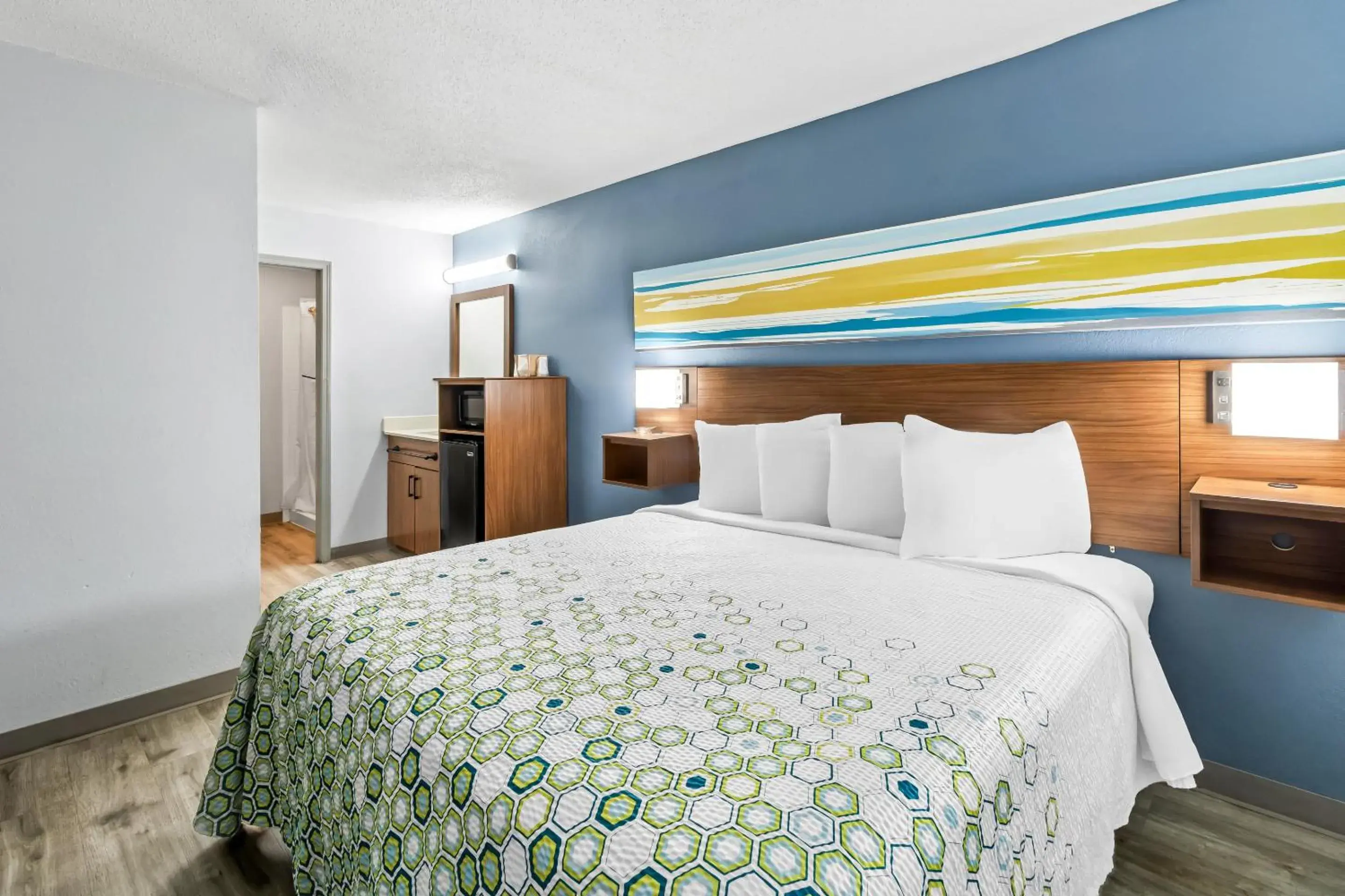 Bedroom, Bed in HomeTowne Studios by Red Roof Florence, KY-Cincinnati Airport Bedroom, Bed in HomeTowne Studios by Red Roof Florence, KY-Cincinnati Airport