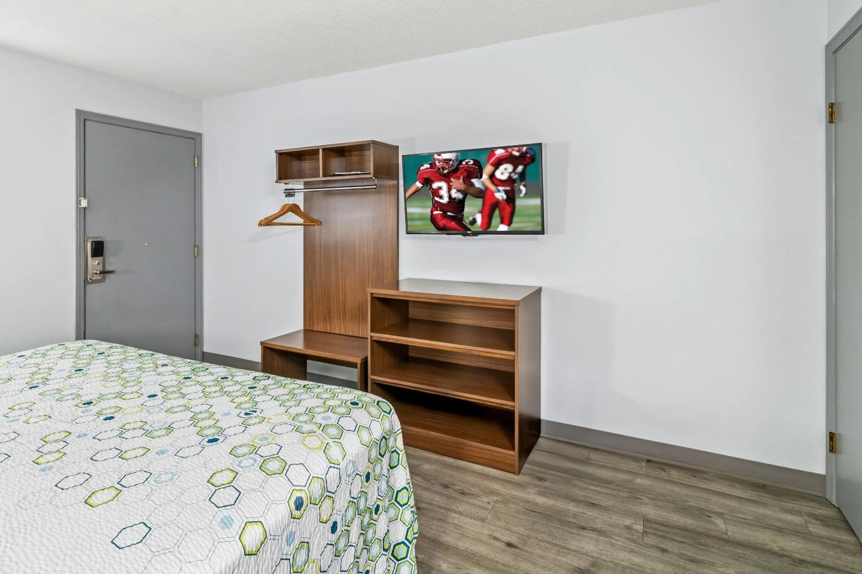 Bed in HomeTowne Studios by Red Roof Florence, KY-Cincinnati Airport