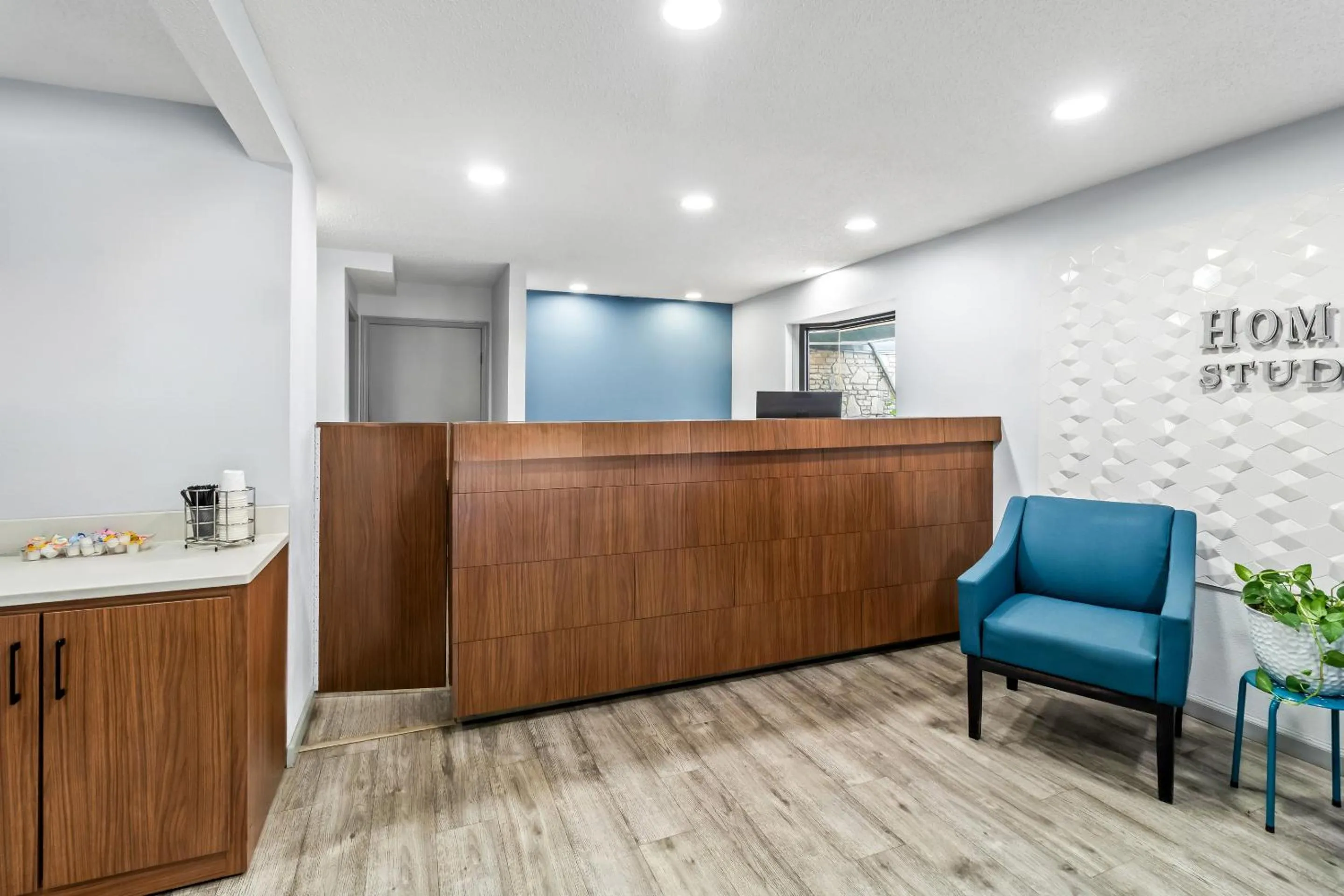 Lobby or reception in HomeTowne Studios by Red Roof Florence, KY-Cincinnati Airport