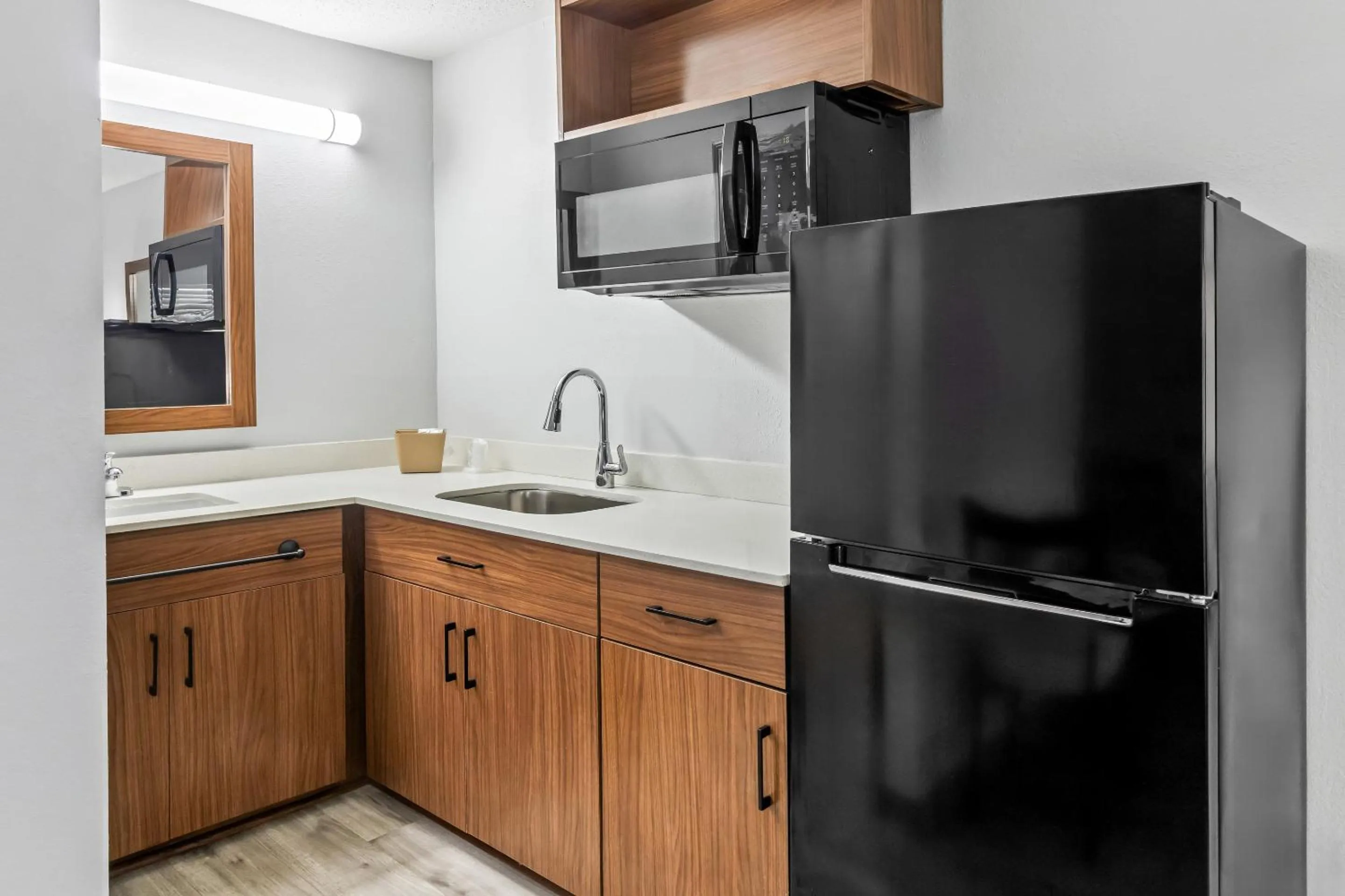 Kitchen or kitchenette in HomeTowne Studios by Red Roof Florence, KY-Cincinnati Airport