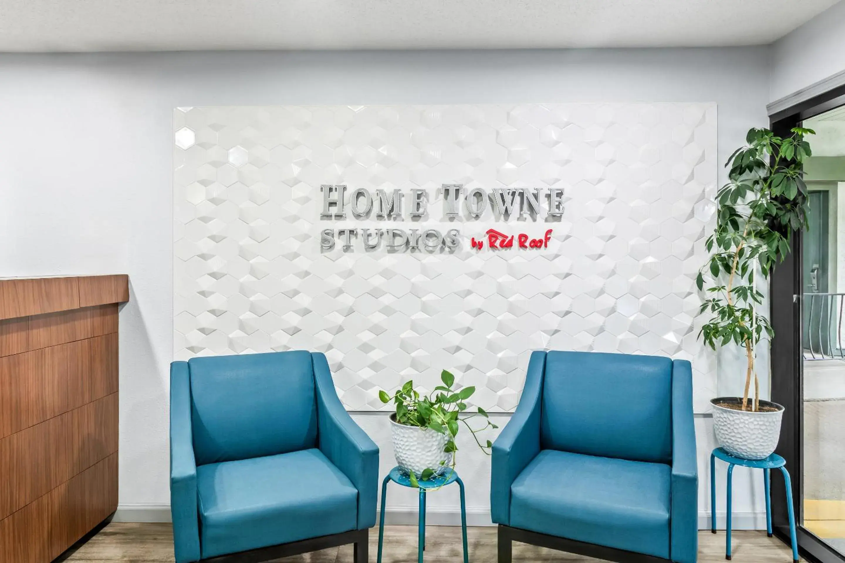 Lobby or reception in HomeTowne Studios by Red Roof Florence, KY-Cincinnati Airport Lobby or reception in HomeTowne Studios by Red Roof Florence, KY-Cincinnati Airport