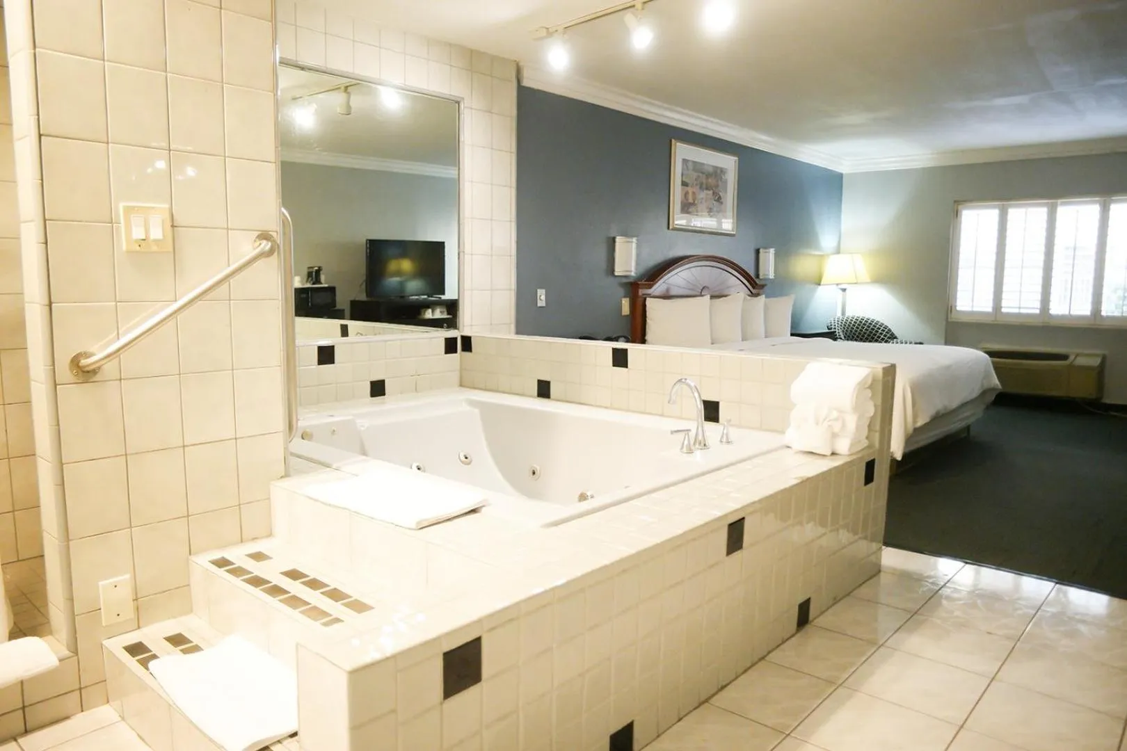 Bath, Bed in Days Inn by Wyndham West Covina