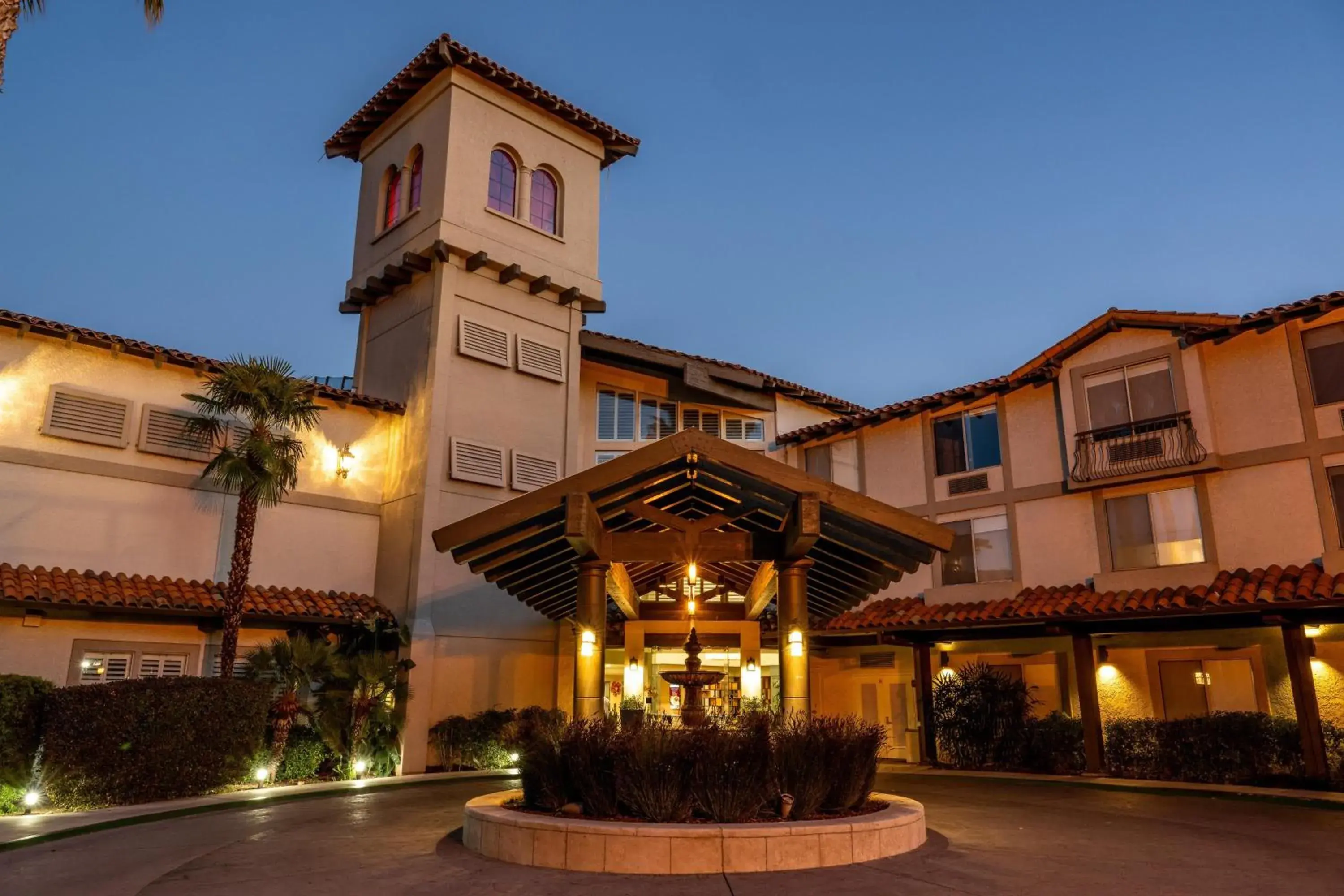 Property building in DoubleTree by Hilton Campbell - Pruneyard Plaza Property building in DoubleTree by Hilton Campbell - Pruneyard Plaza