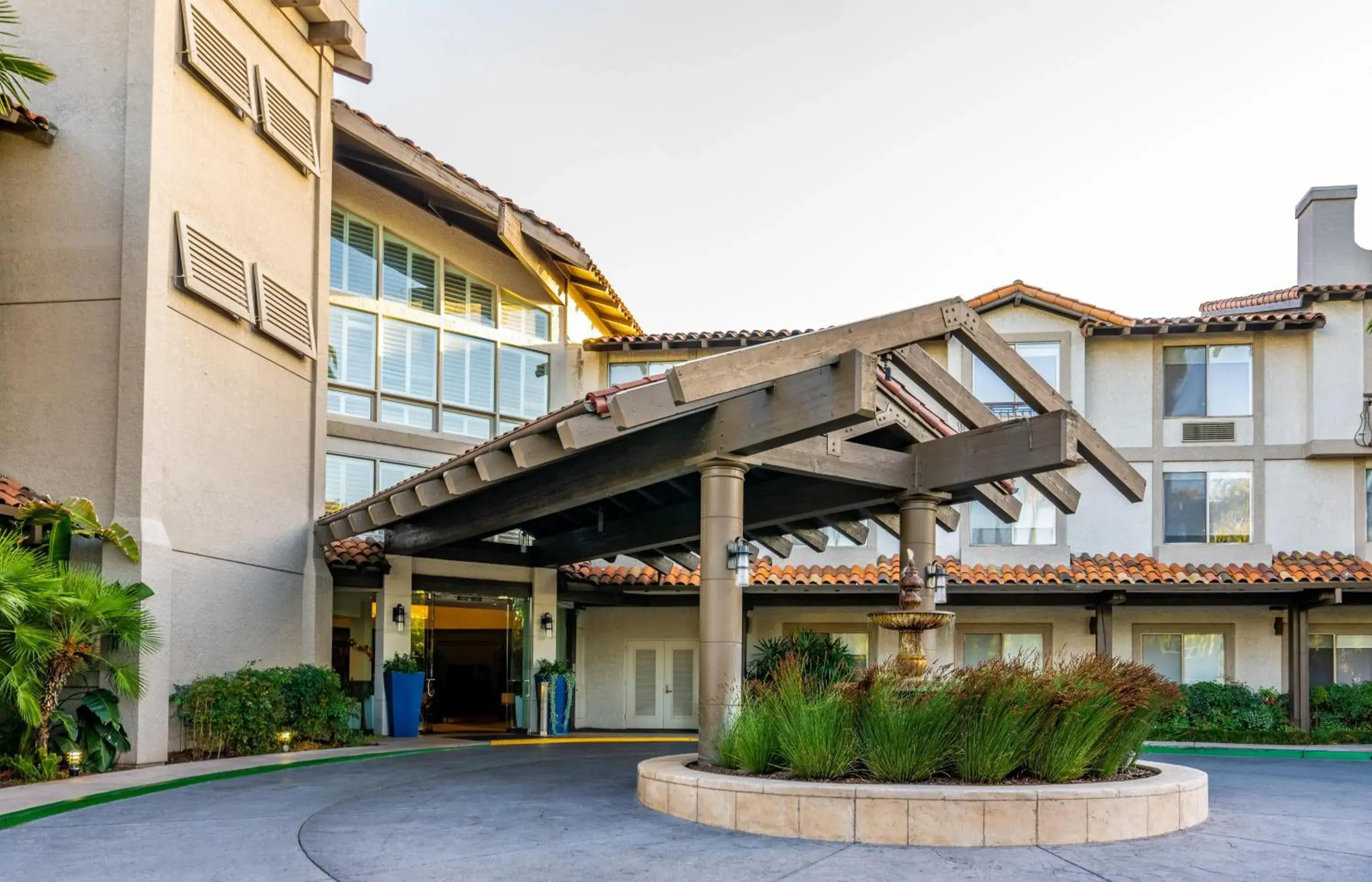 Property building in DoubleTree by Hilton Campbell - Pruneyard Plaza Property building in DoubleTree by Hilton Campbell - Pruneyard Plaza