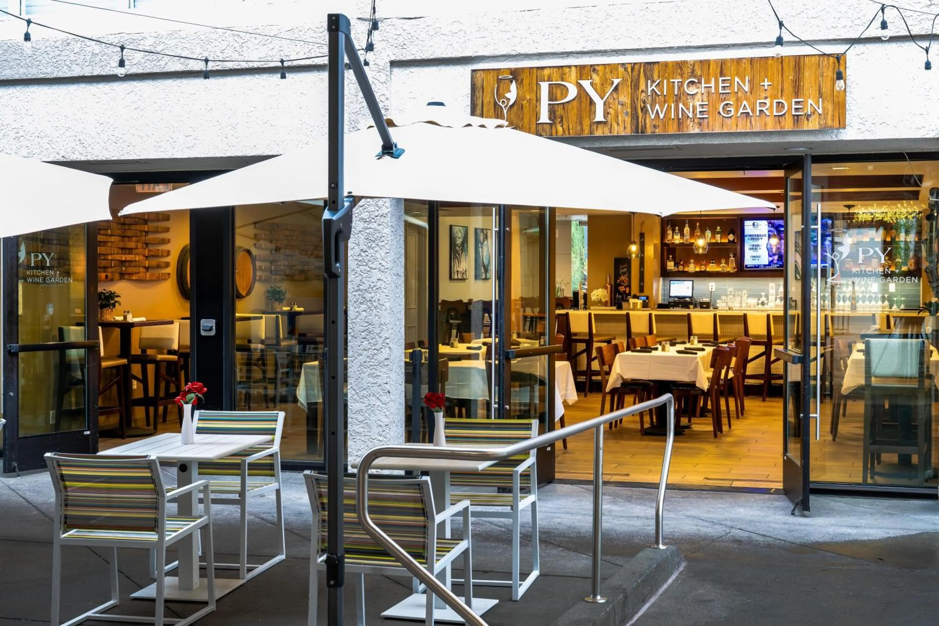 Restaurant/places to eat in DoubleTree by Hilton Campbell - Pruneyard Plaza