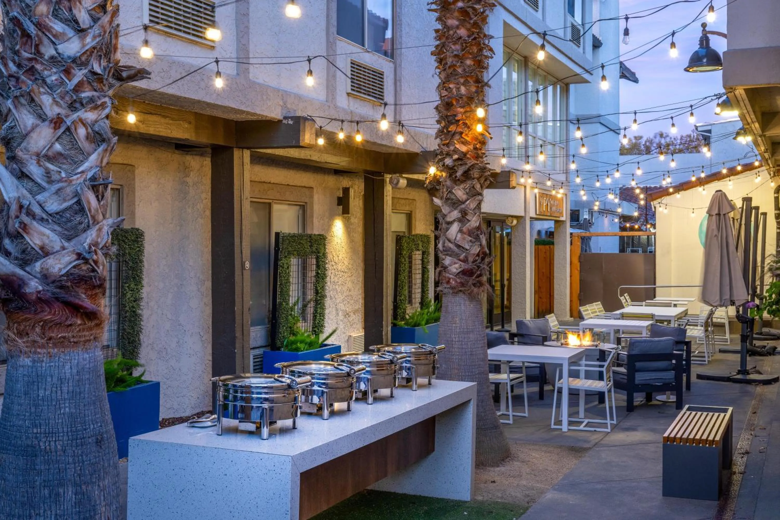 Inner courtyard view in DoubleTree by Hilton Campbell - Pruneyard Plaza