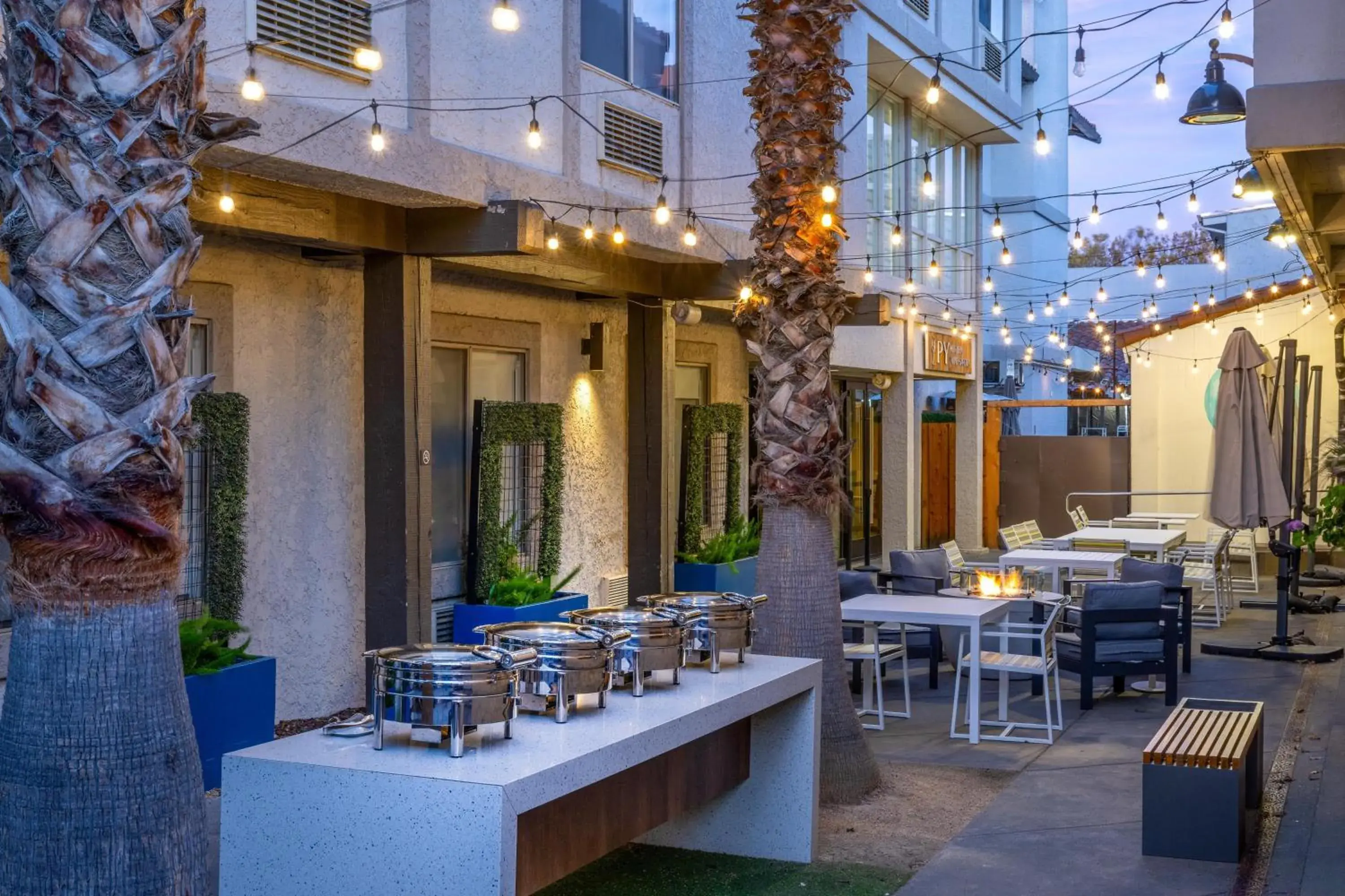 Inner courtyard view in DoubleTree by Hilton Campbell - Pruneyard Plaza Inner courtyard view in DoubleTree by Hilton Campbell - Pruneyard Plaza