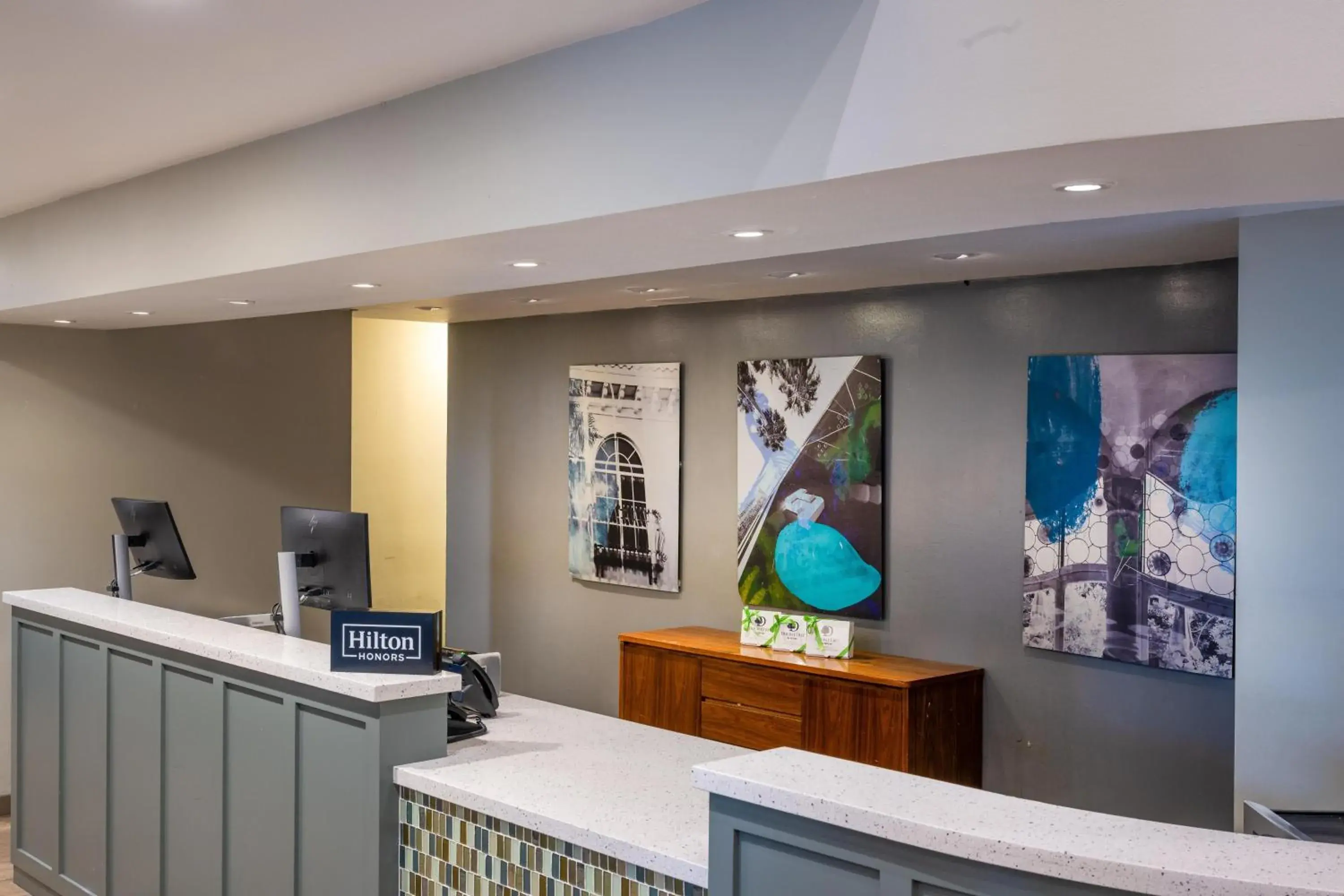 Lobby or reception in DoubleTree by Hilton Campbell - Pruneyard Plaza Lobby or reception in DoubleTree by Hilton Campbell - Pruneyard Plaza