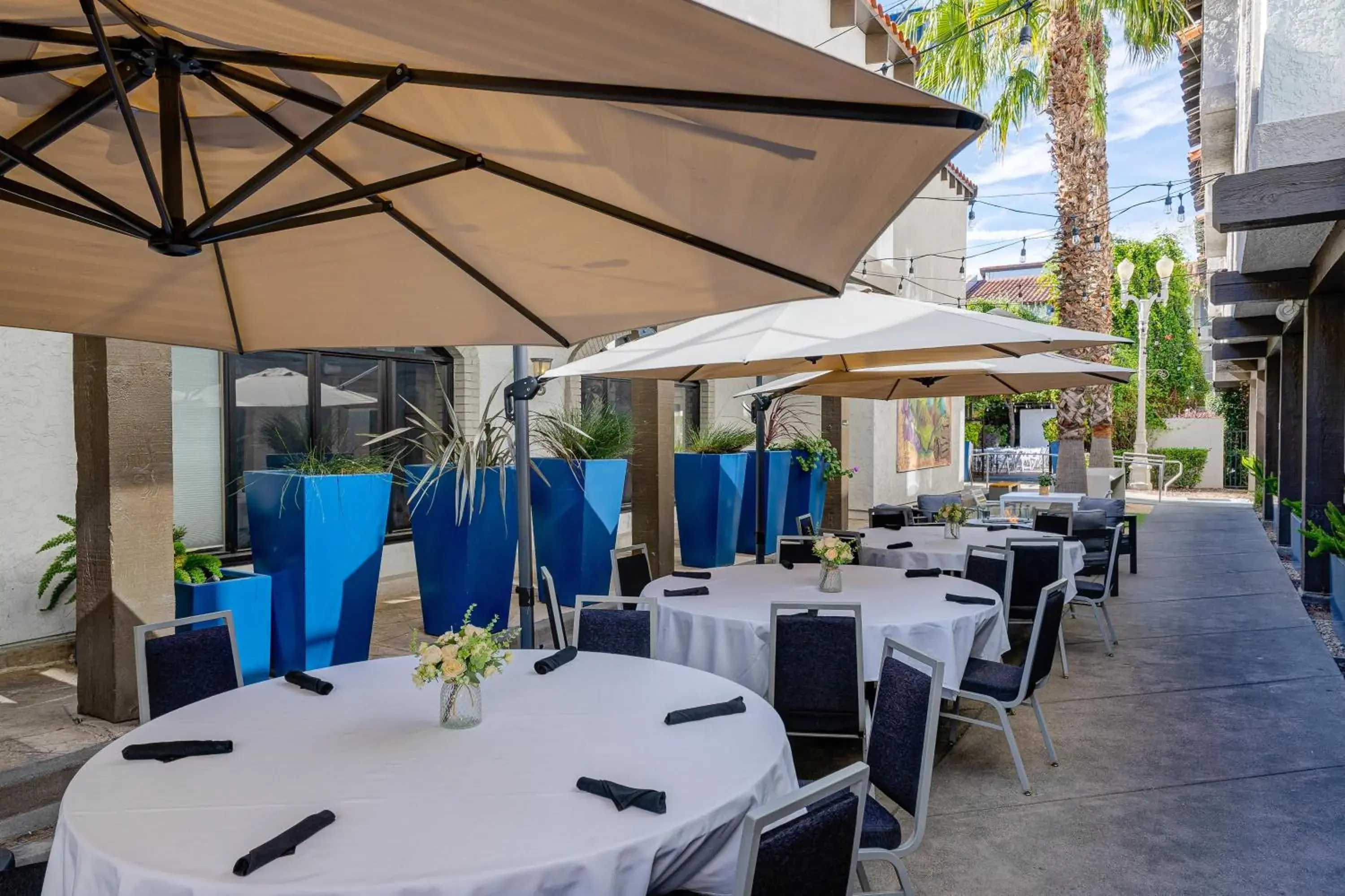 Inner courtyard view in DoubleTree by Hilton Campbell - Pruneyard Plaza Inner courtyard view in DoubleTree by Hilton Campbell - Pruneyard Plaza
