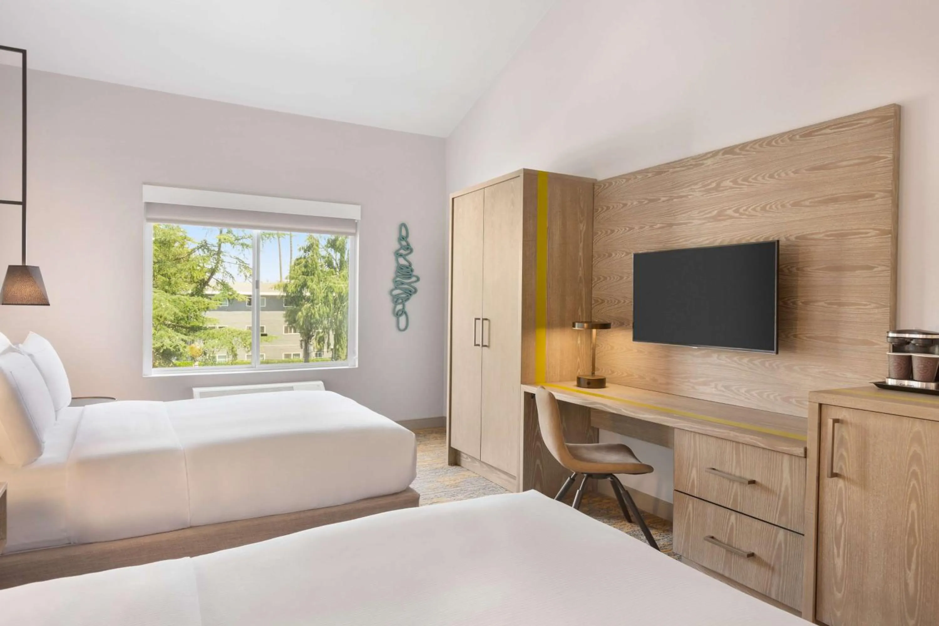 Bed in DoubleTree by Hilton Campbell - Pruneyard Plaza