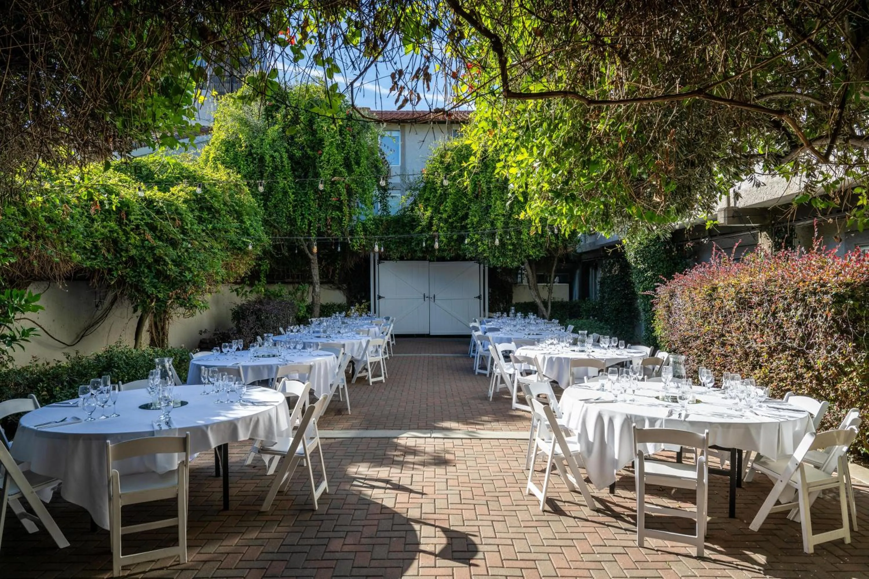 Inner courtyard view in DoubleTree by Hilton Campbell - Pruneyard Plaza