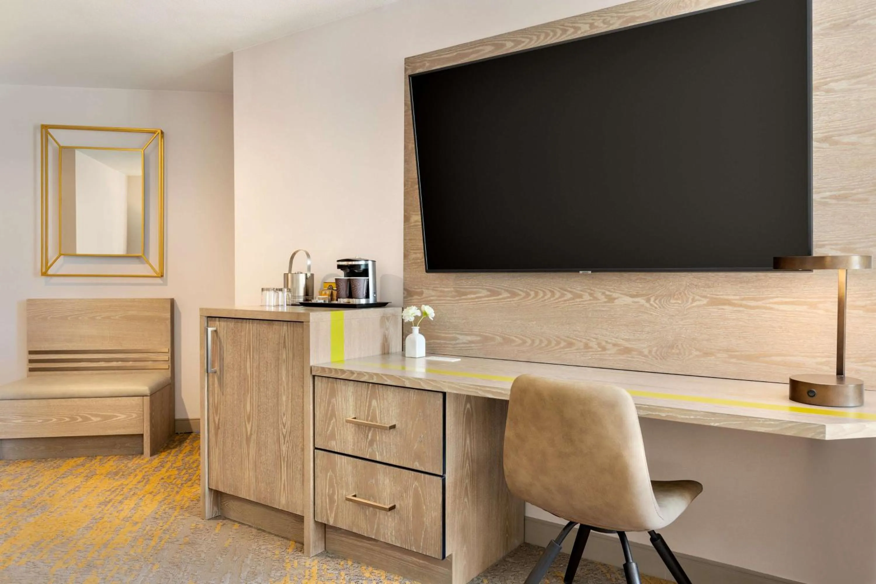 Bedroom in DoubleTree by Hilton Campbell - Pruneyard Plaza