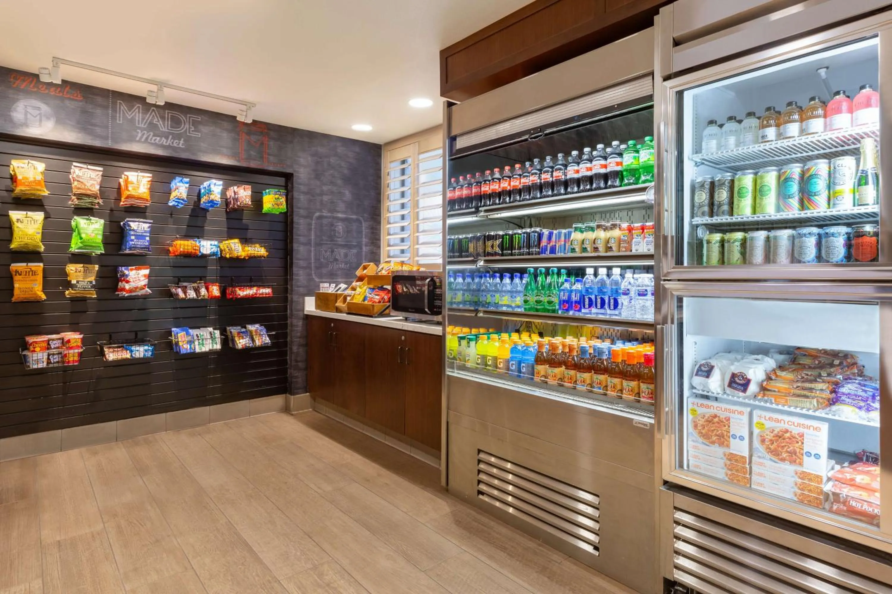 Restaurant/places to eat in DoubleTree by Hilton Campbell - Pruneyard Plaza