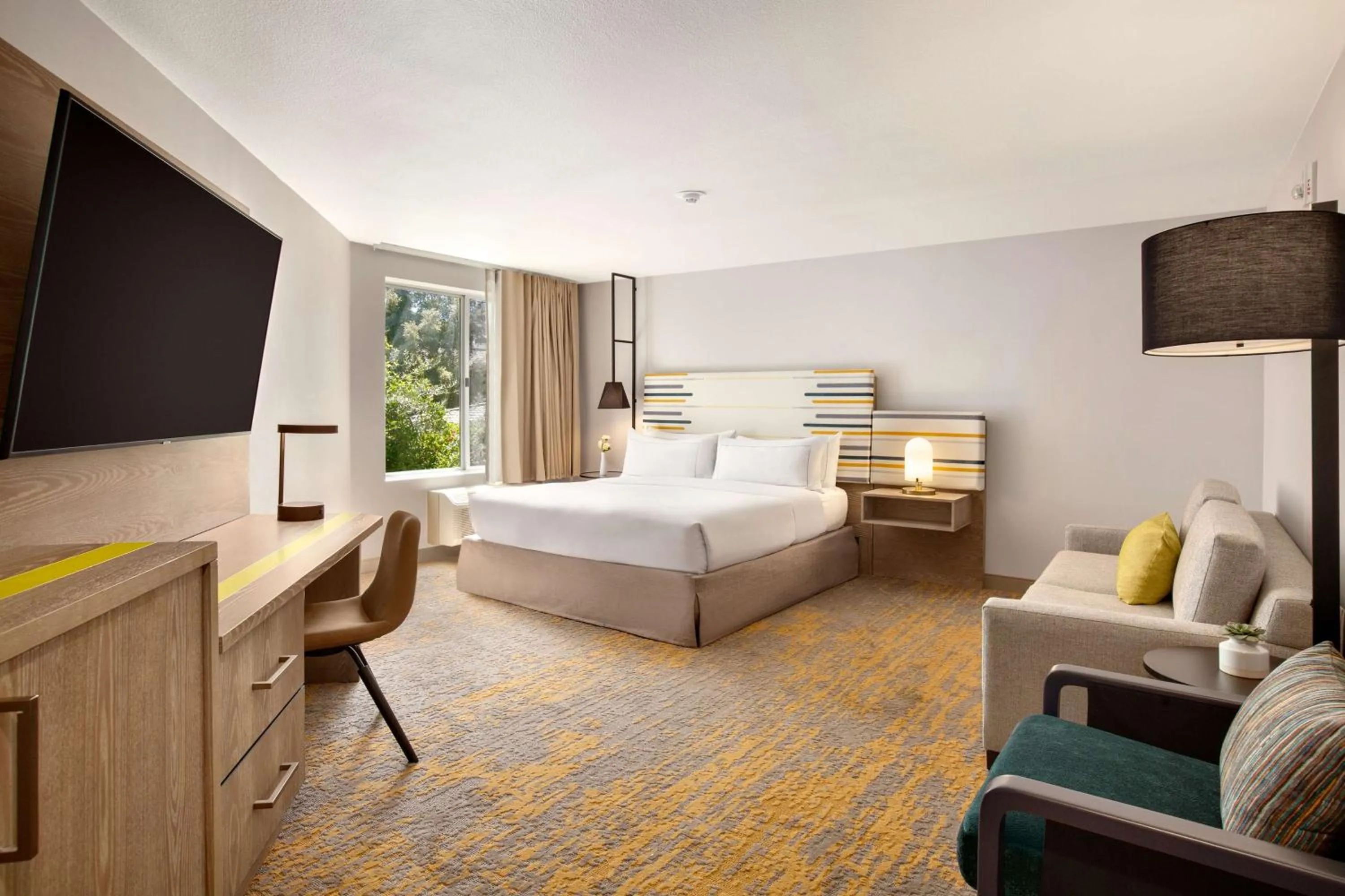 Bedroom, Bed in DoubleTree by Hilton Campbell - Pruneyard Plaza