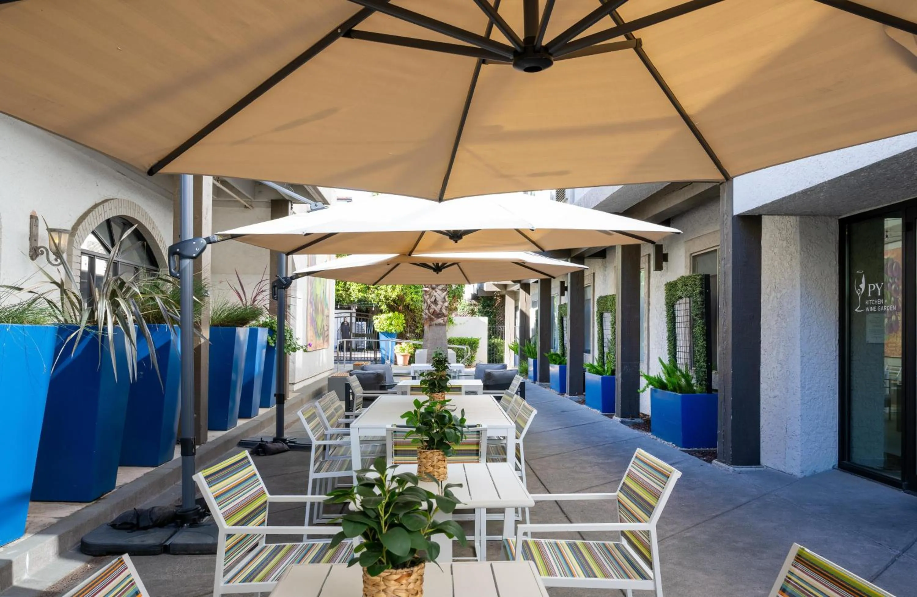 Restaurant/places to eat in DoubleTree by Hilton Campbell - Pruneyard Plaza