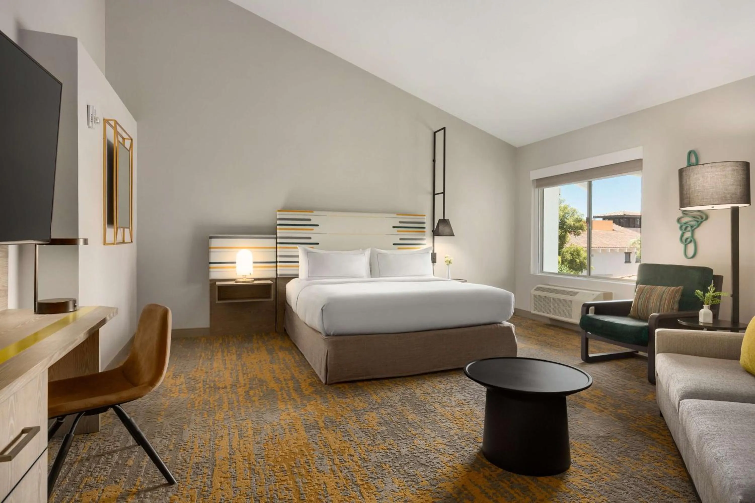 Bedroom, Bed in DoubleTree by Hilton Campbell - Pruneyard Plaza