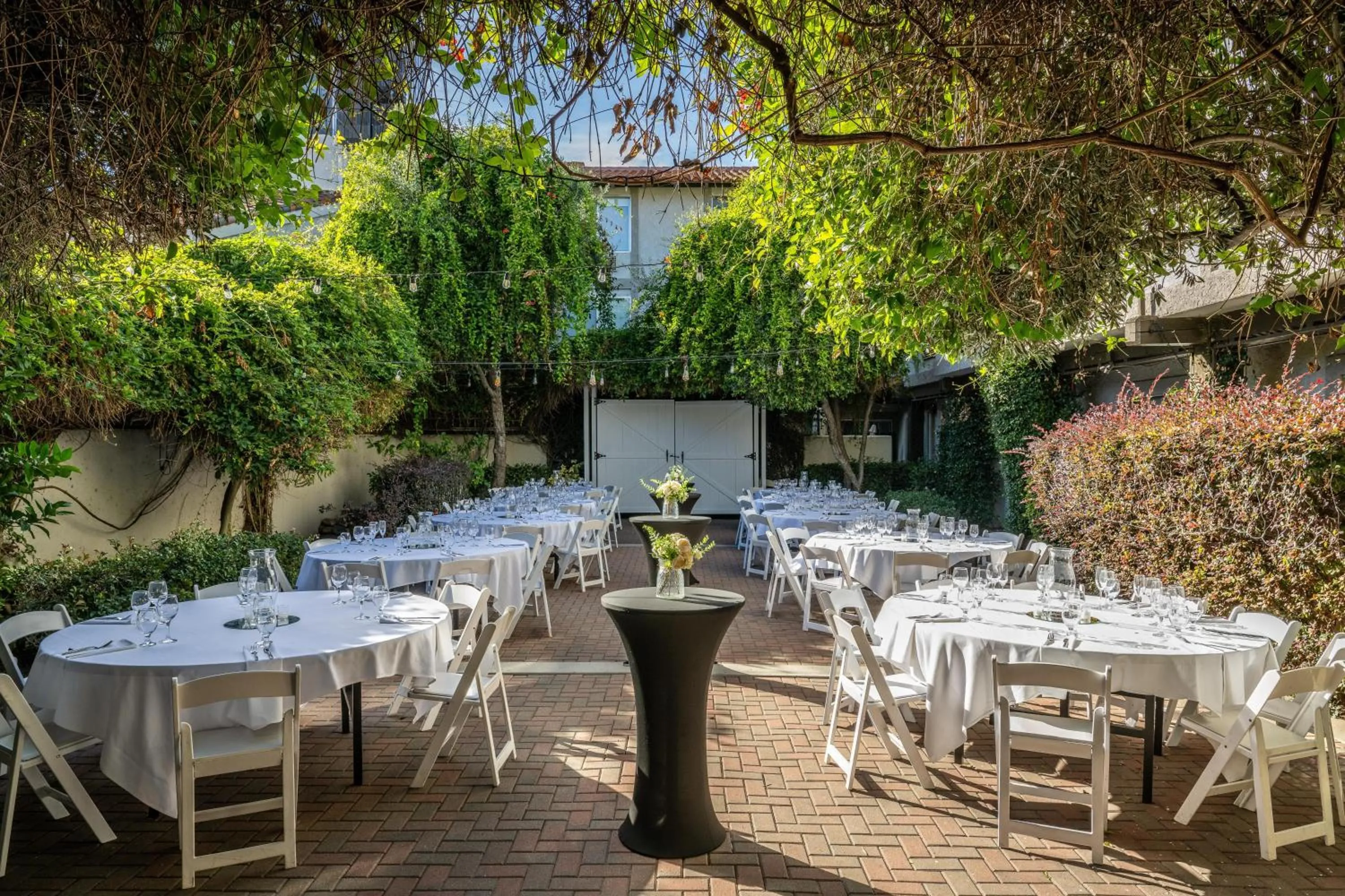 Inner courtyard view in DoubleTree by Hilton Campbell - Pruneyard Plaza