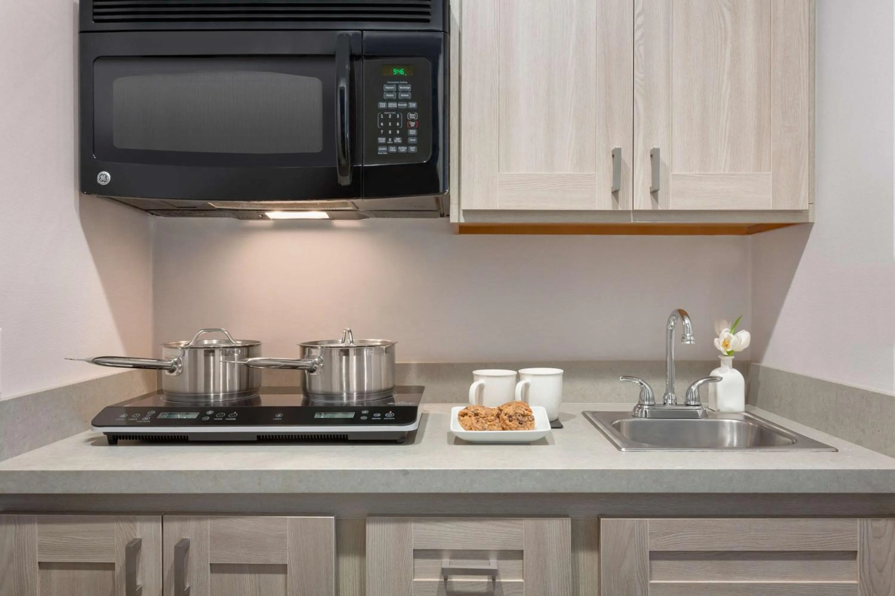 Kitchen or kitchenette in DoubleTree by Hilton Campbell - Pruneyard Plaza