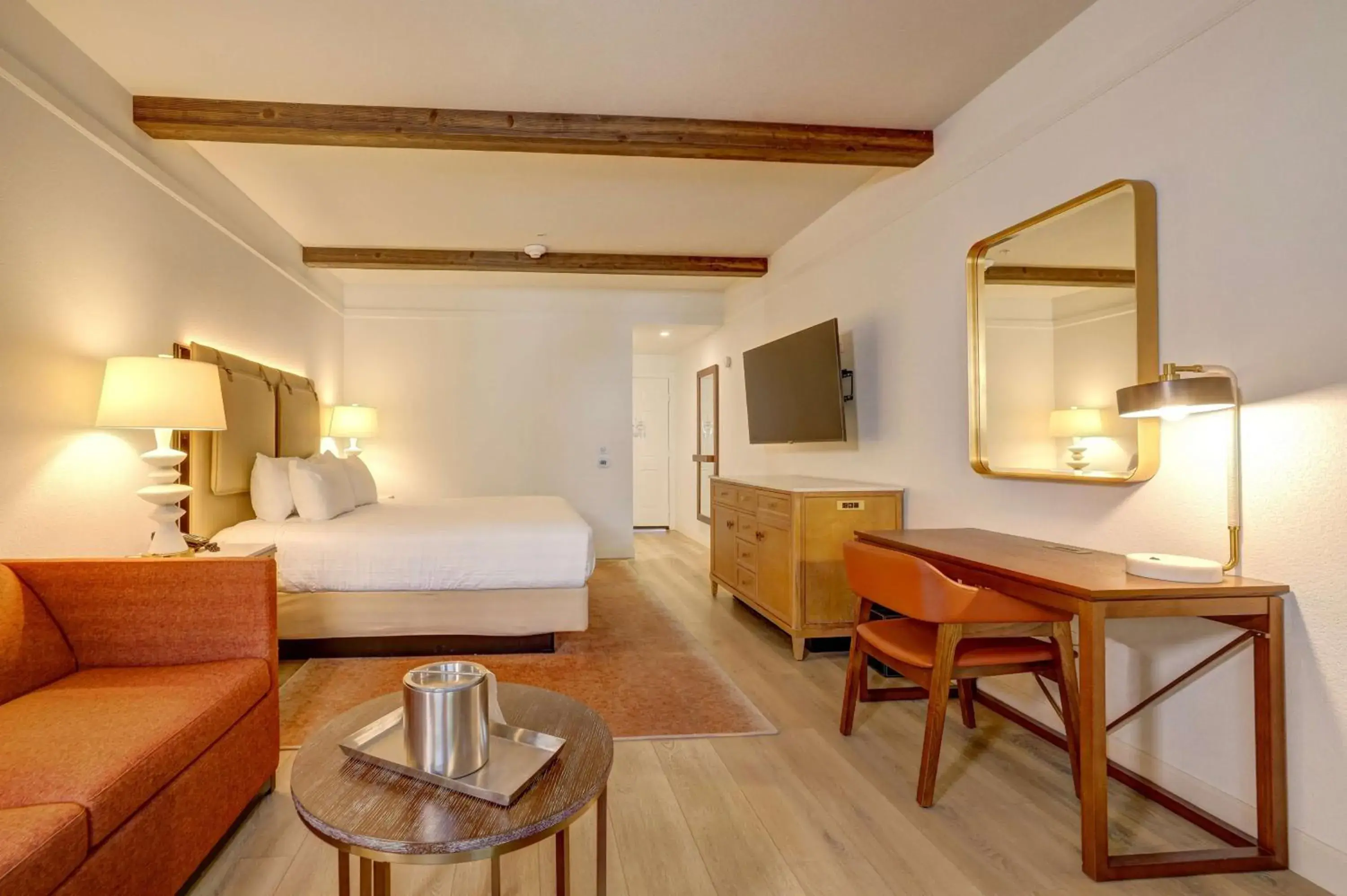 Living room, Bed in Best Western Sonoma Valley Inn & Krug Event Center Living room, Bed in Best Western Sonoma Valley Inn & Krug Event Center