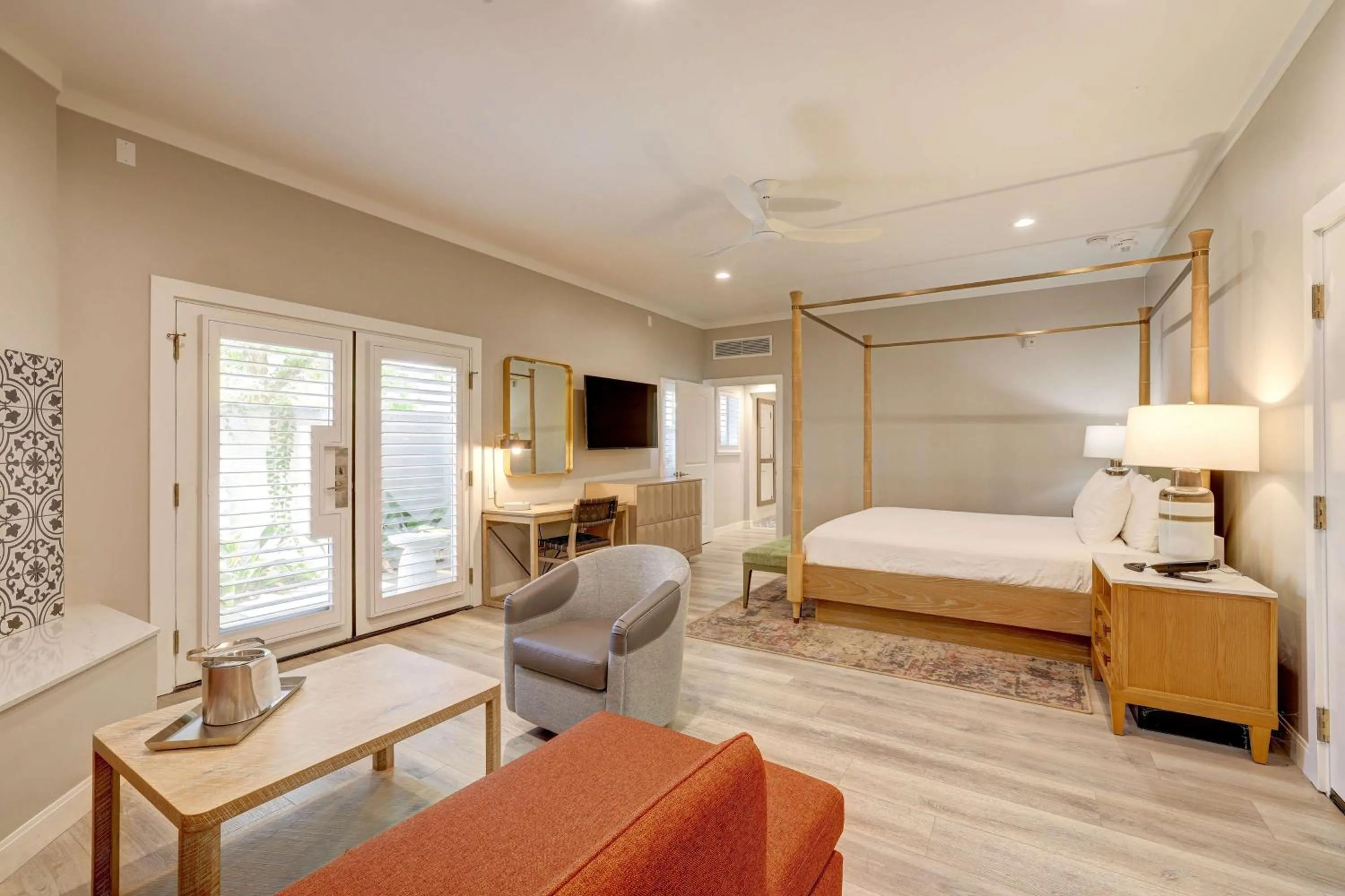 Living room, Bed in Sonoma Valley Inn, Tapestry Collection by Hilton