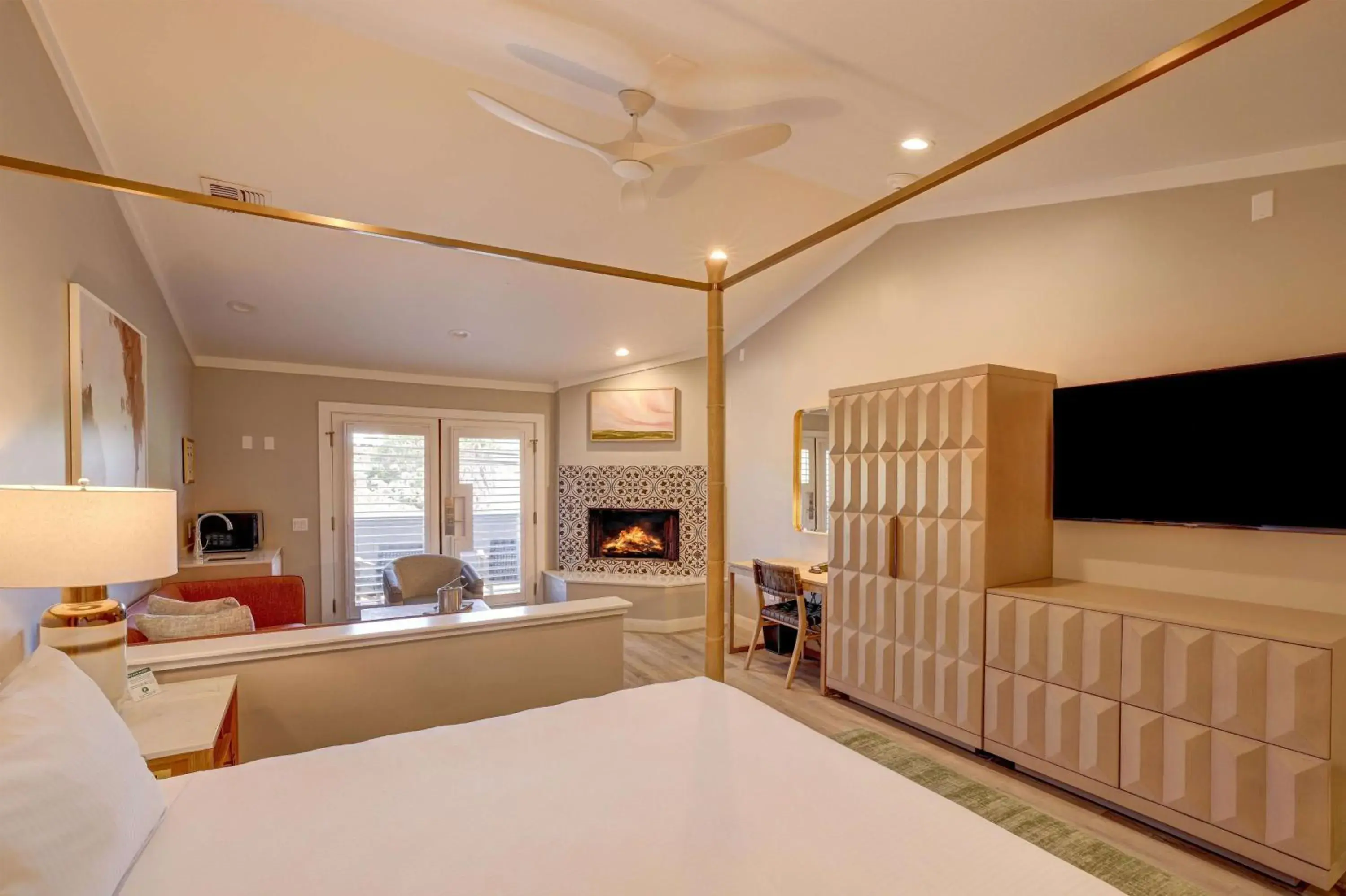 Living room, Bed in Best Western Sonoma Valley Inn & Krug Event Center Living room, Bed in Best Western Sonoma Valley Inn & Krug Event Center