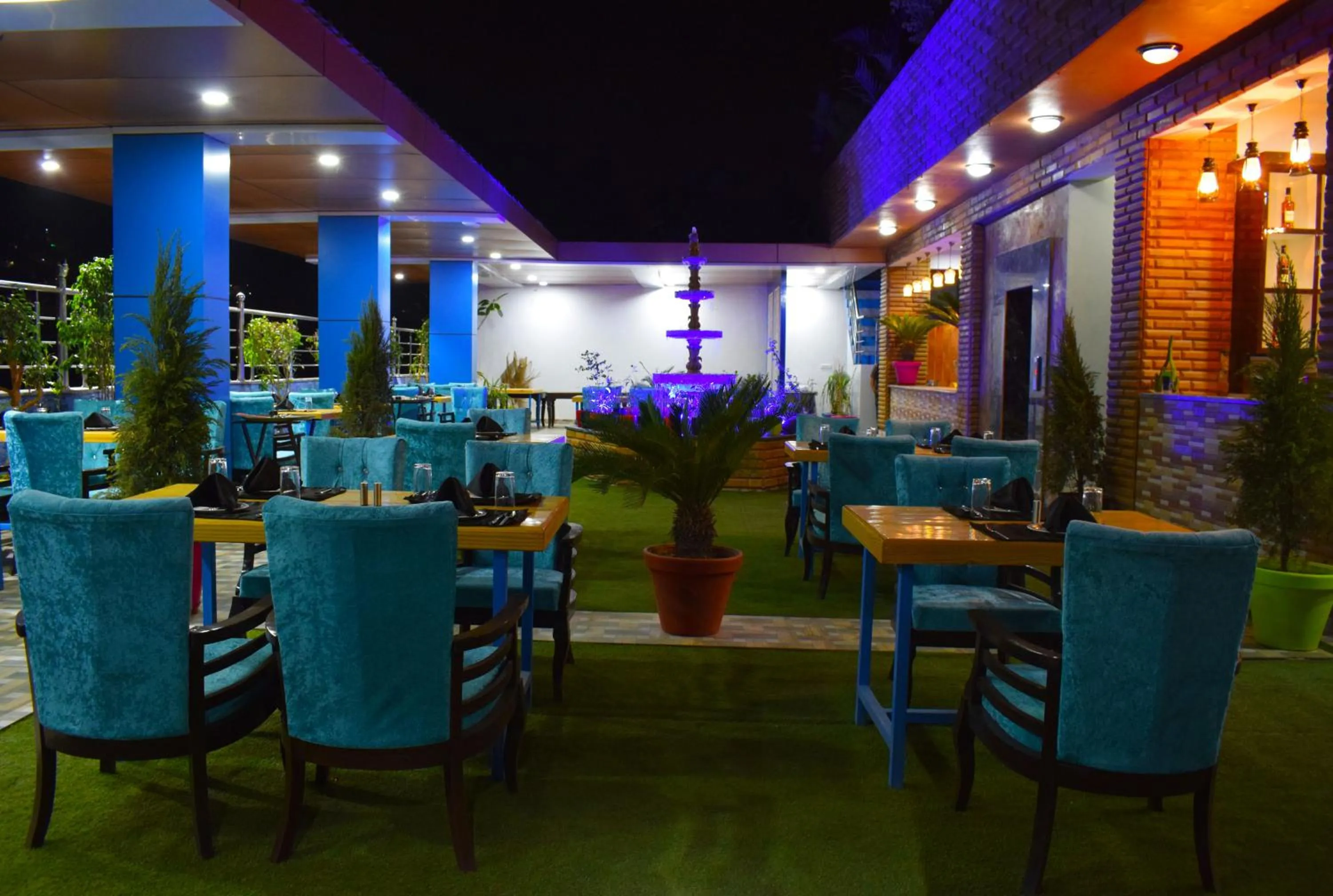 Restaurant/places to eat in Hotel New Majestic