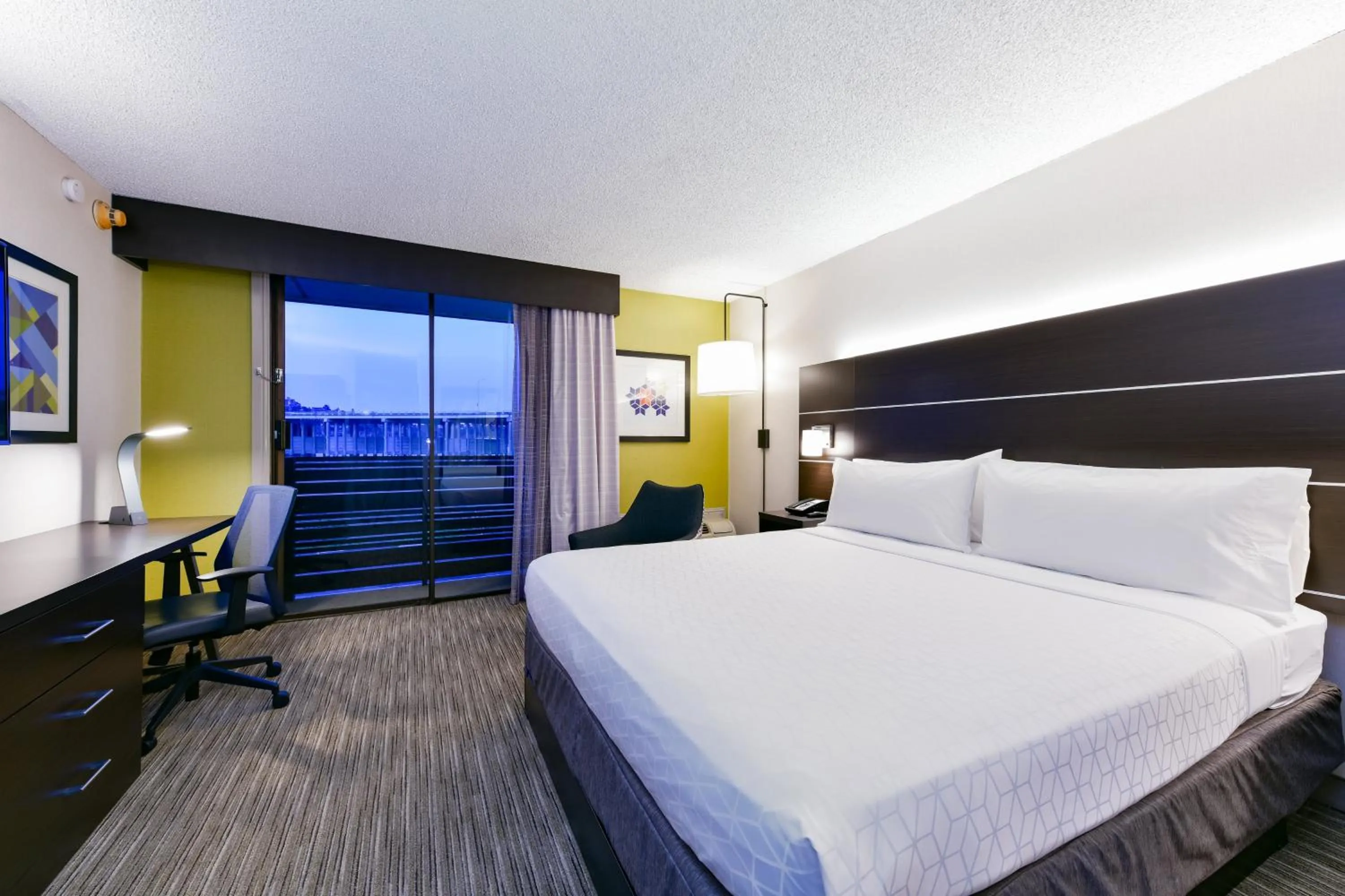 Photo of the whole room, Bed in Holiday Inn Express Mill Valley San Francisco Area by IHG