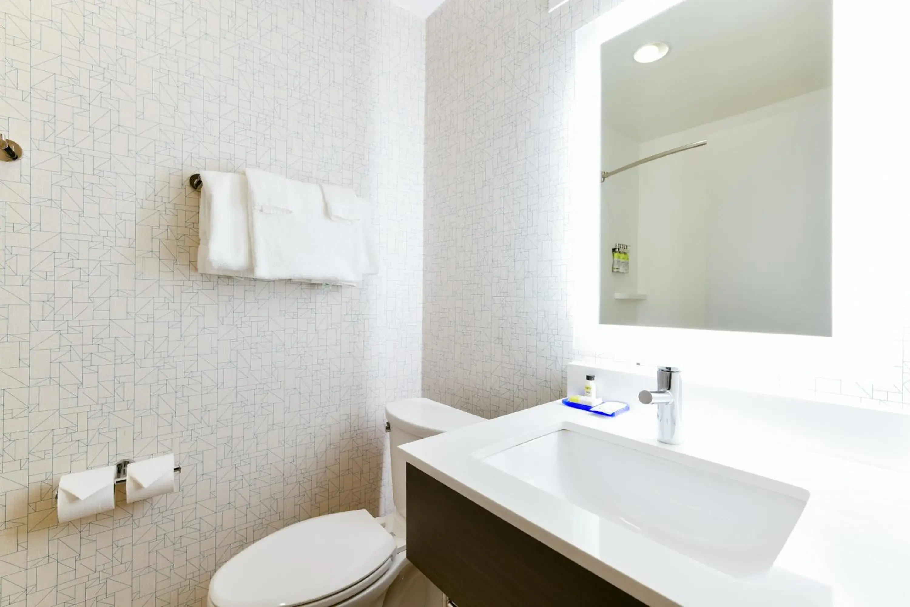 Queen Room with Pool View in Holiday Inn Express Mill Valley San Francisco Area by IHG Queen Room with Pool View in Holiday Inn Express Mill Valley San Francisco Area by IHG