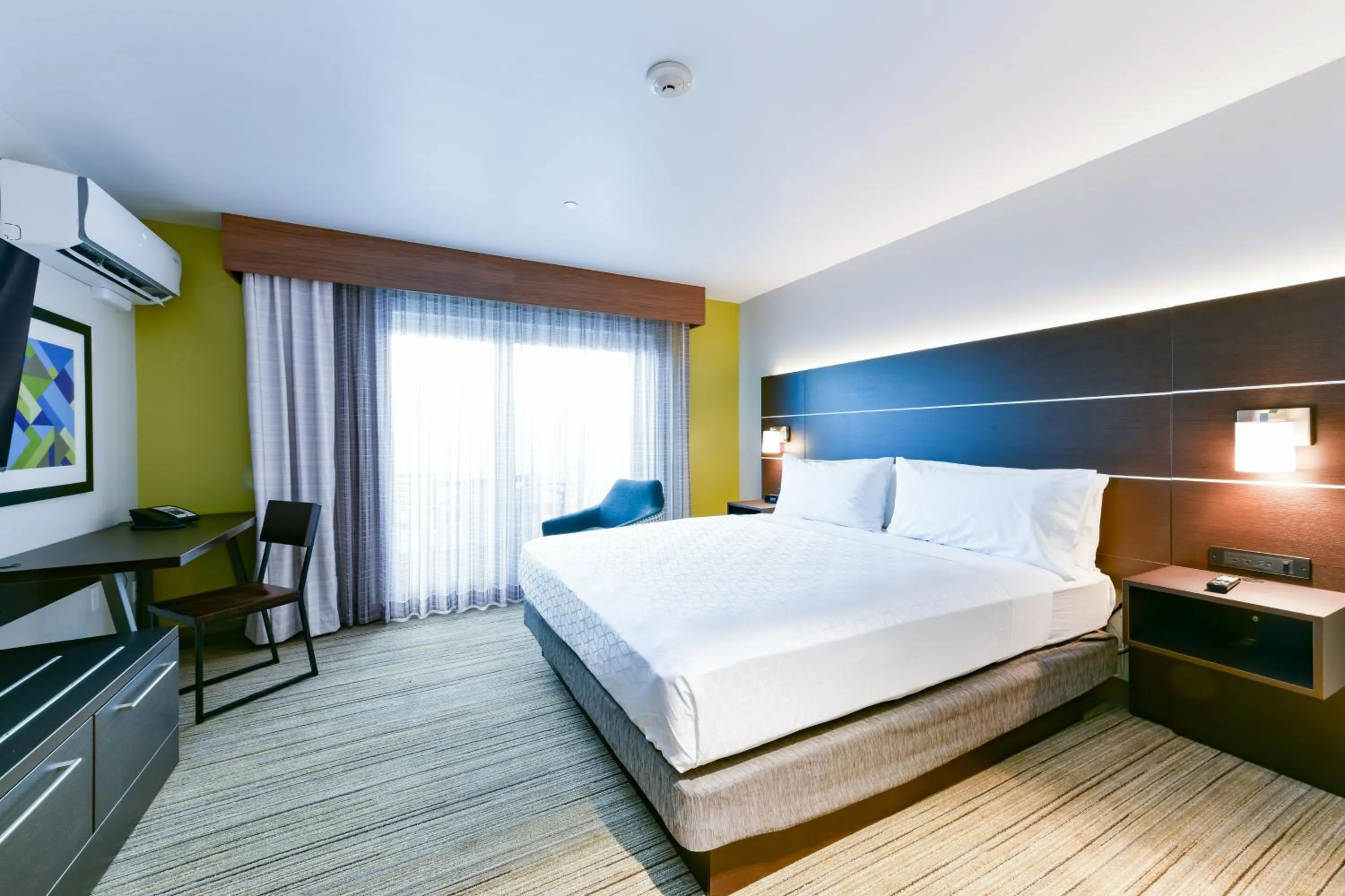 Photo of the whole room, Bed in Holiday Inn Express Mill Valley San Francisco Area by IHG