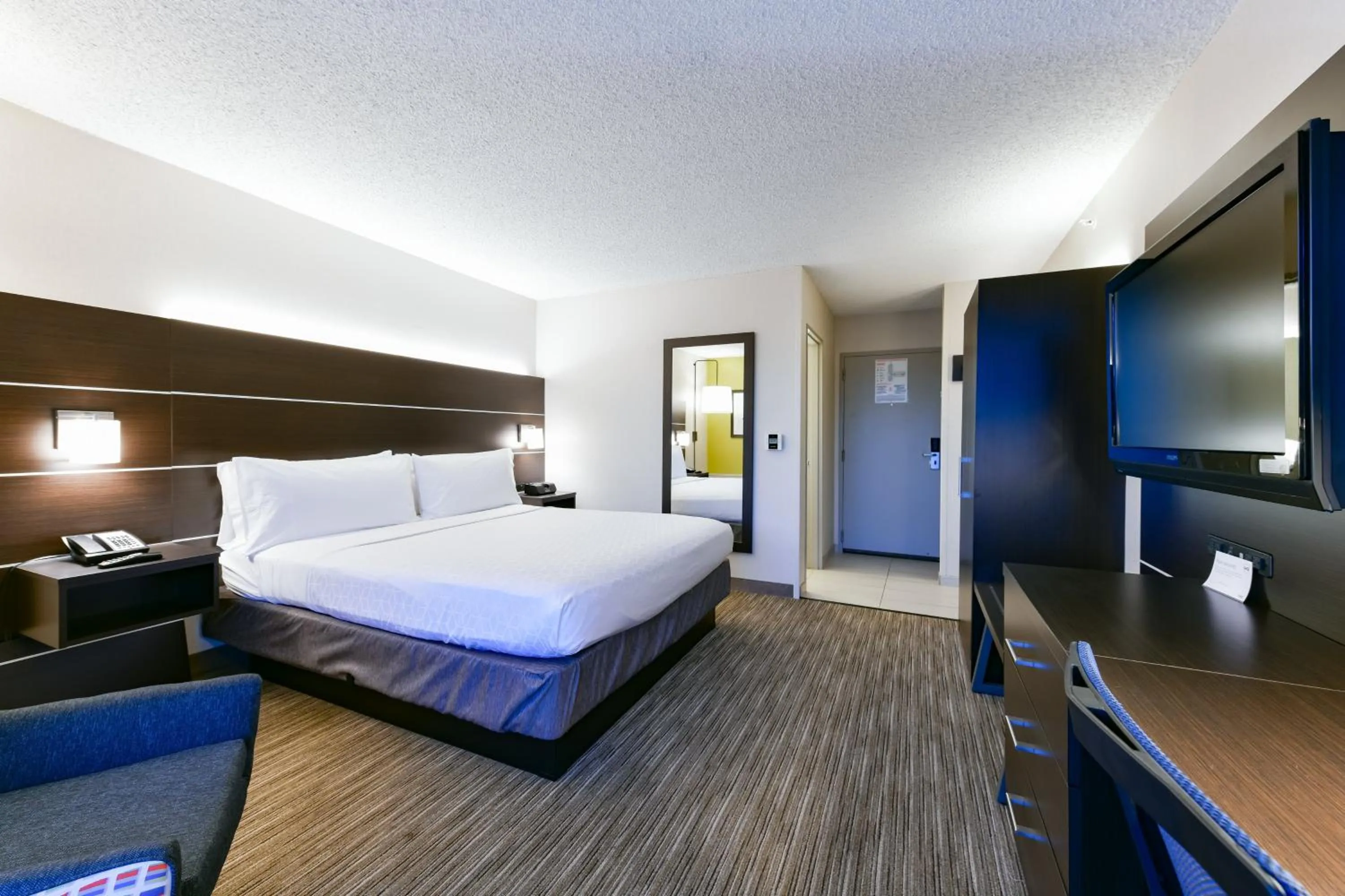 Photo of the whole room, Bed in Holiday Inn Express Mill Valley San Francisco Area by IHG