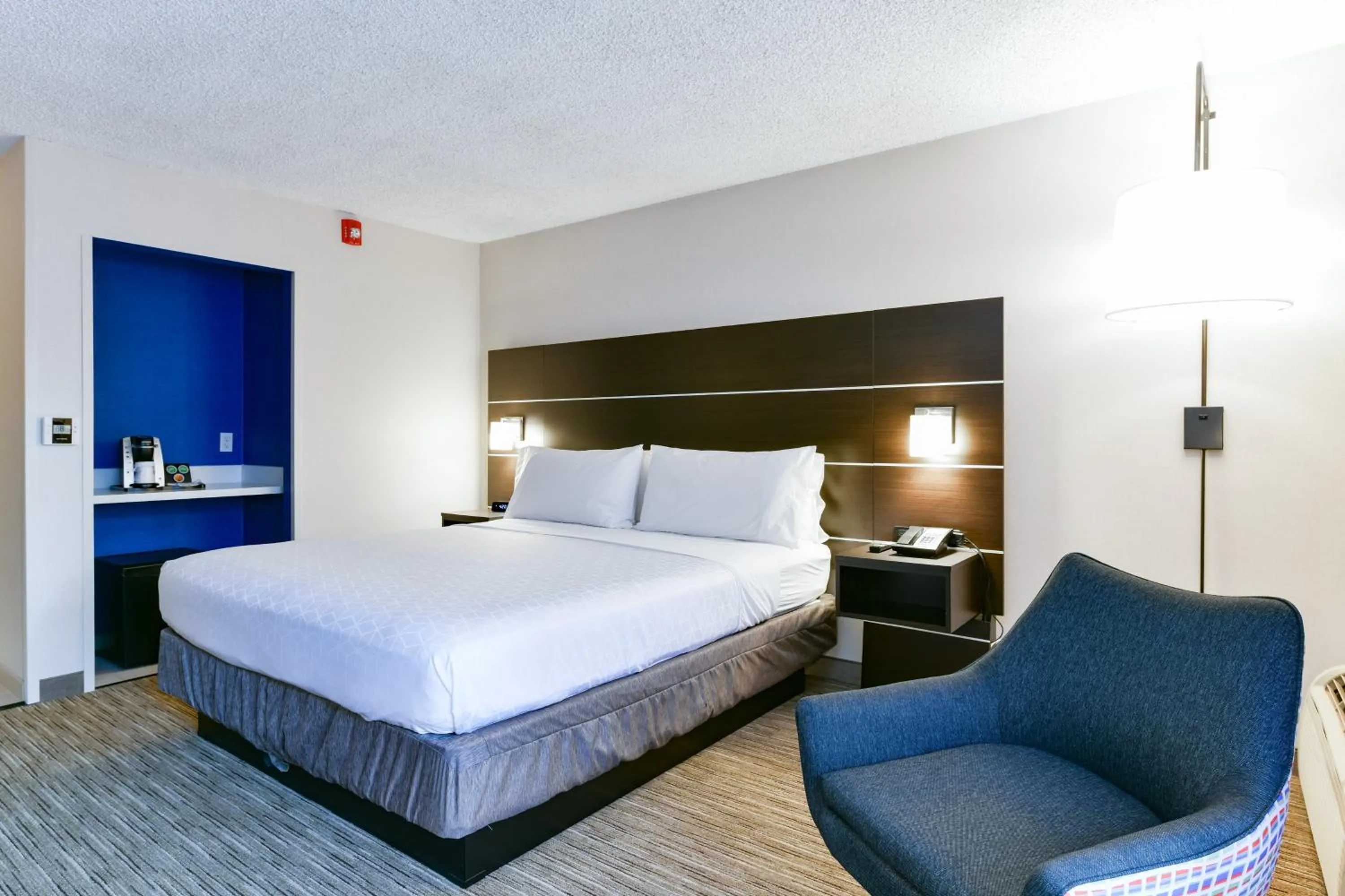 Photo of the whole room, Bed in Holiday Inn Express Mill Valley San Francisco Area by IHG