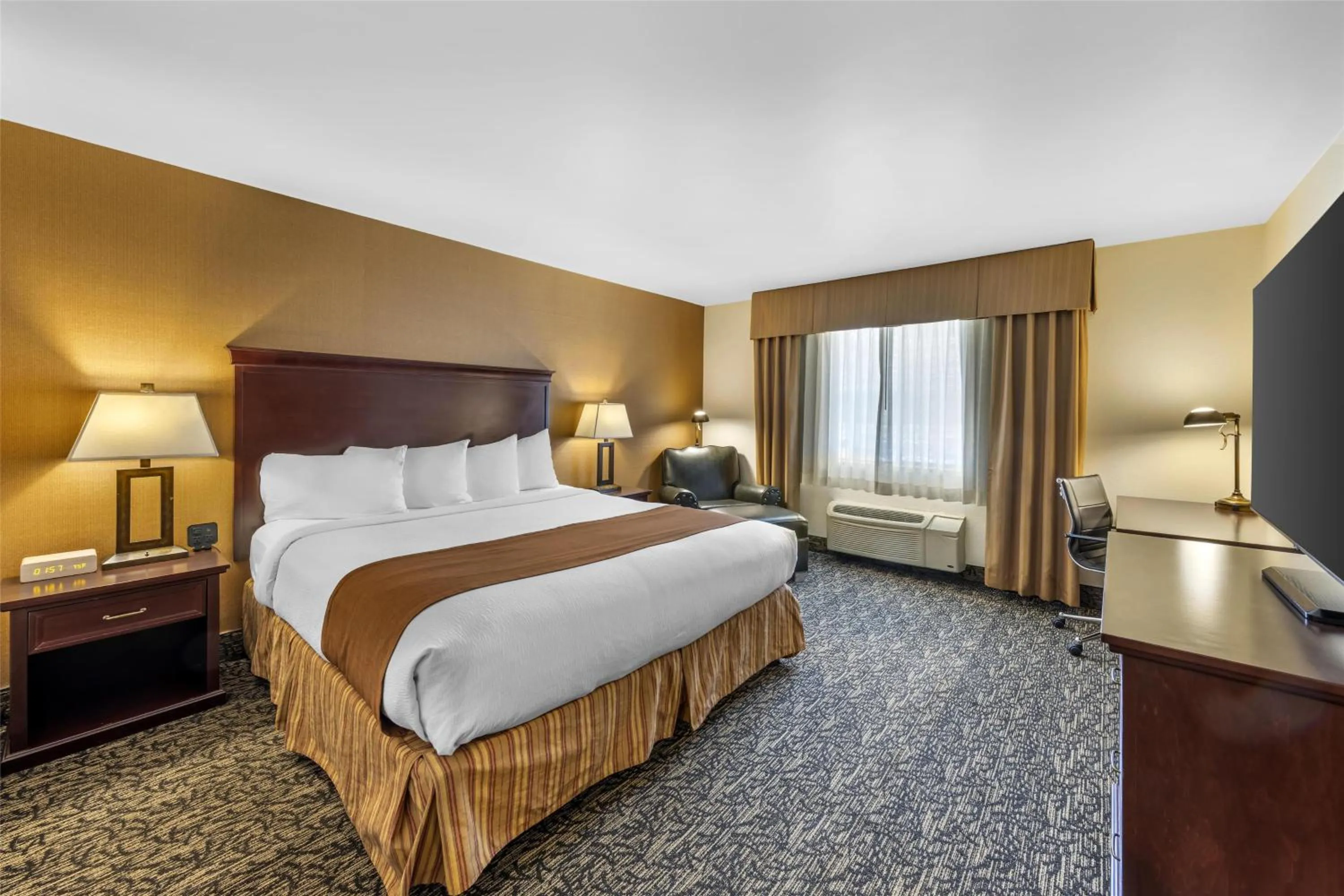 Bedroom, Bed in Best Western Plus Truckee-Tahoe Hotel