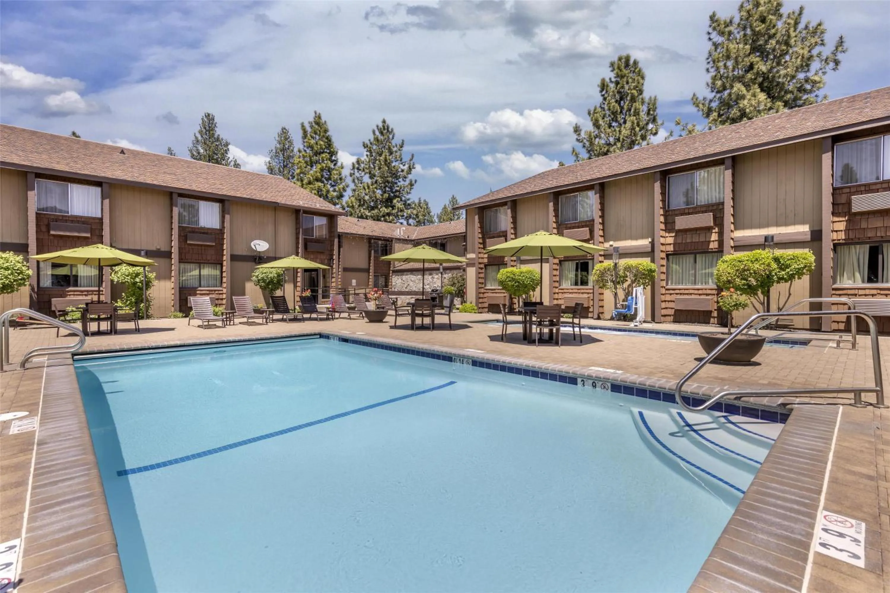 Pool view in Best Western Plus Truckee-Tahoe Hotel