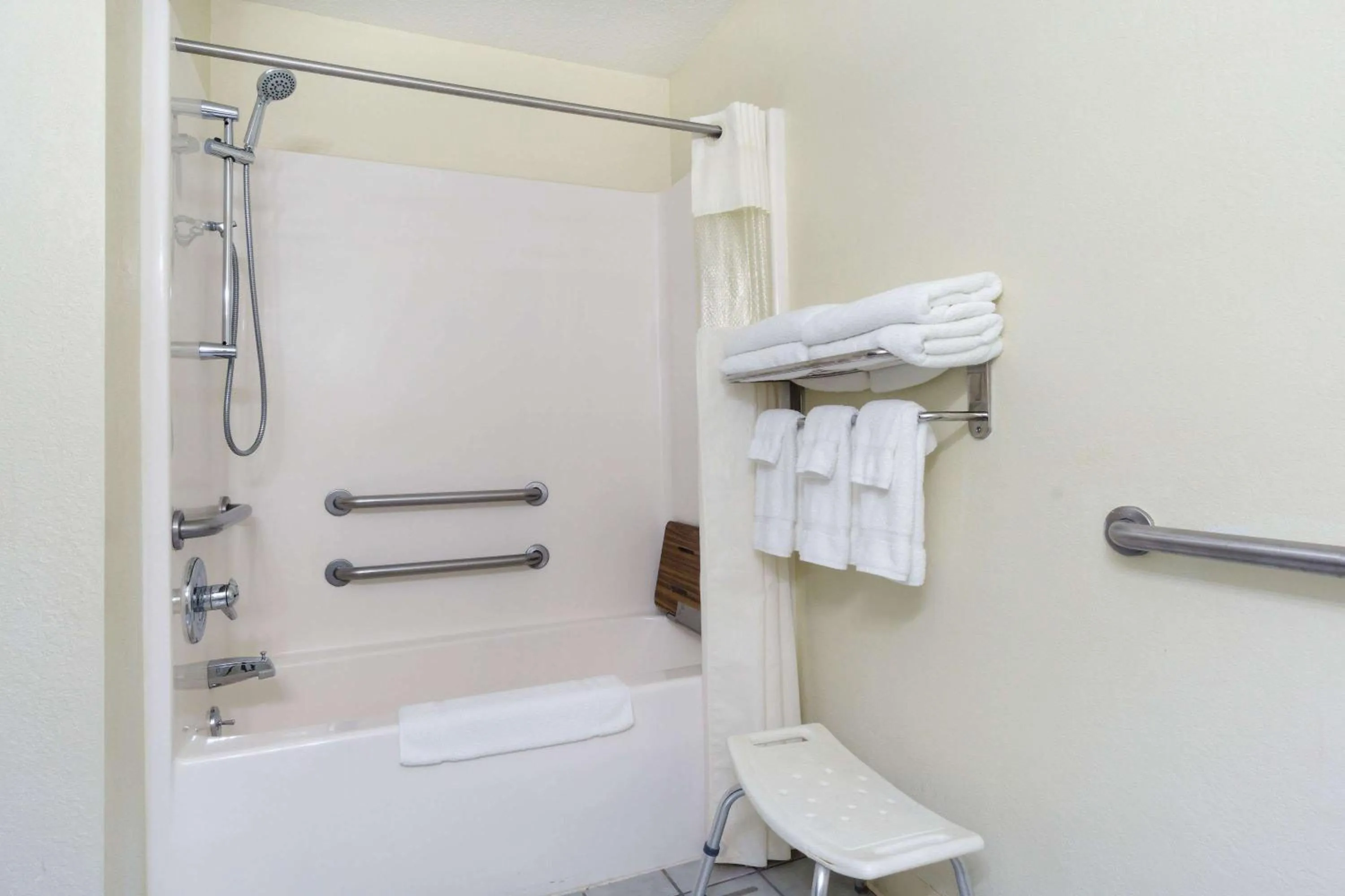 Bathroom in Baymont Inn & Suites by Wyndham Huber Heights Dayton Northeast