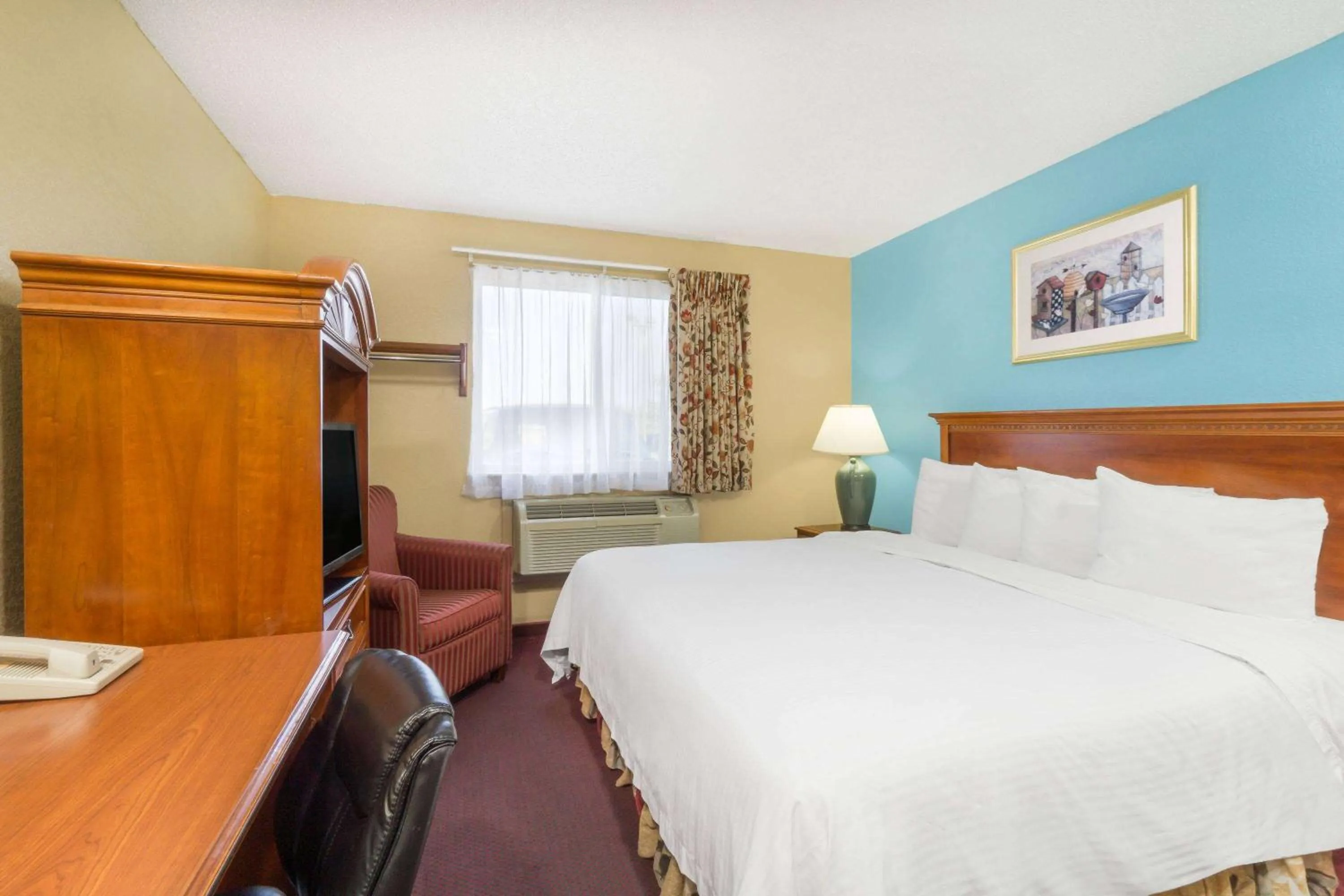 Photo of the whole room, Bed in Baymont Inn & Suites by Wyndham Huber Heights Dayton Northeast