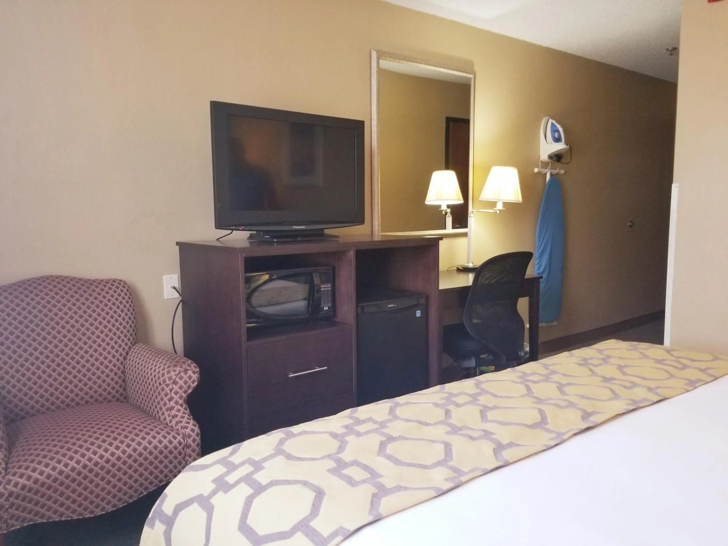 Bed in Baymont Inn & Suites by Wyndham Huber Heights Dayton Northeast