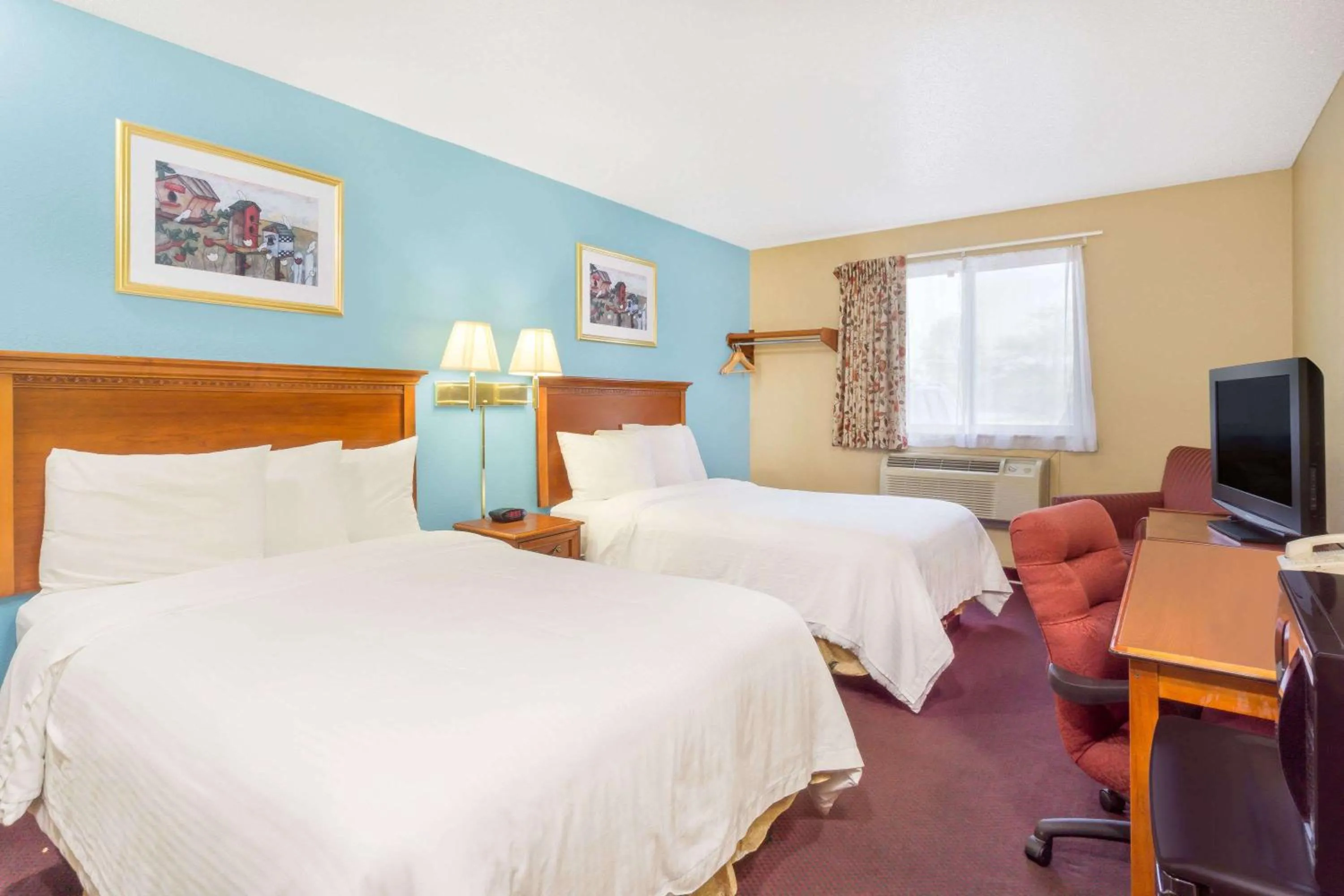 Photo of the whole room, Bed in Baymont Inn & Suites by Wyndham Huber Heights Dayton Northeast