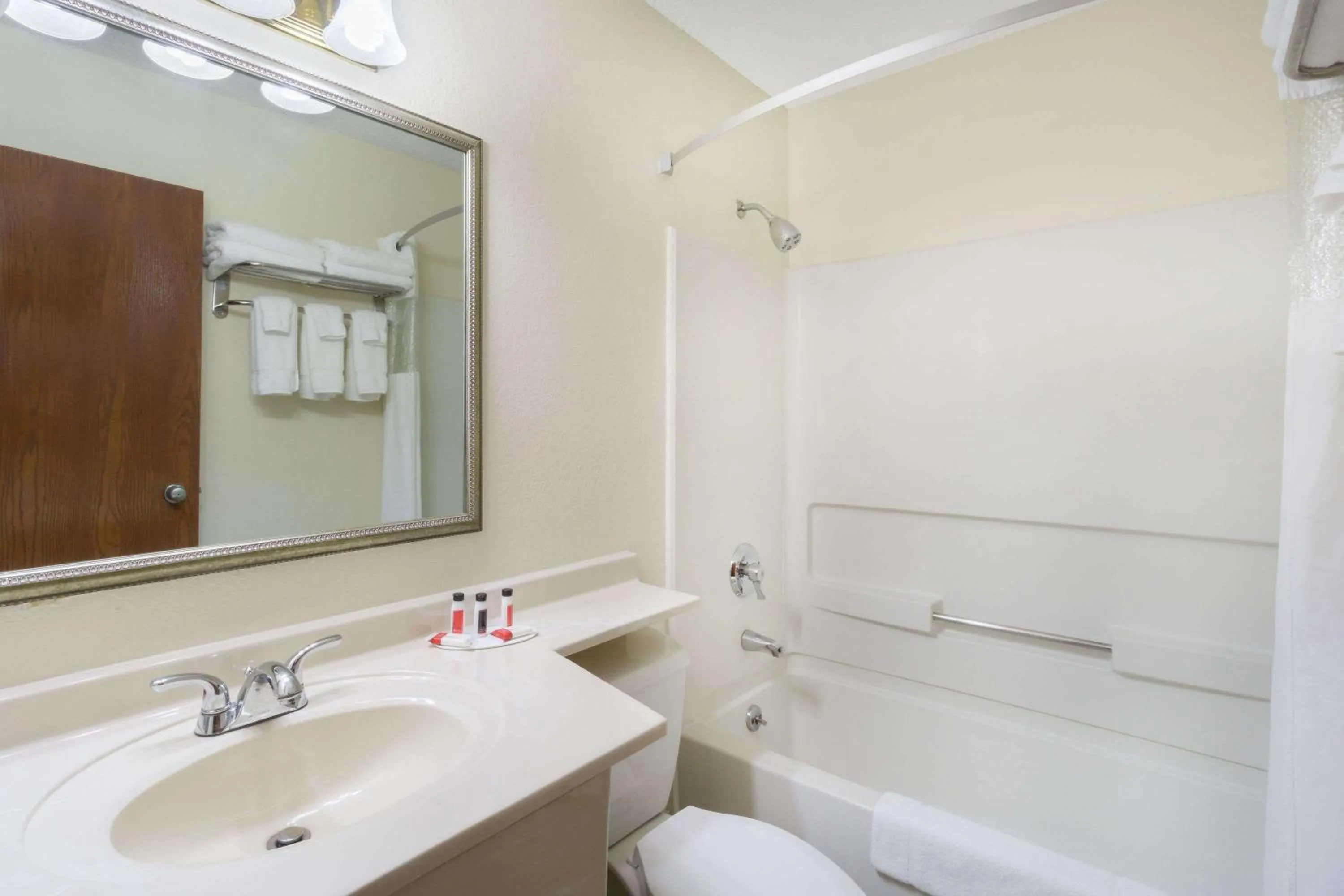 Bathroom in Baymont Inn & Suites by Wyndham Huber Heights Dayton Northeast
