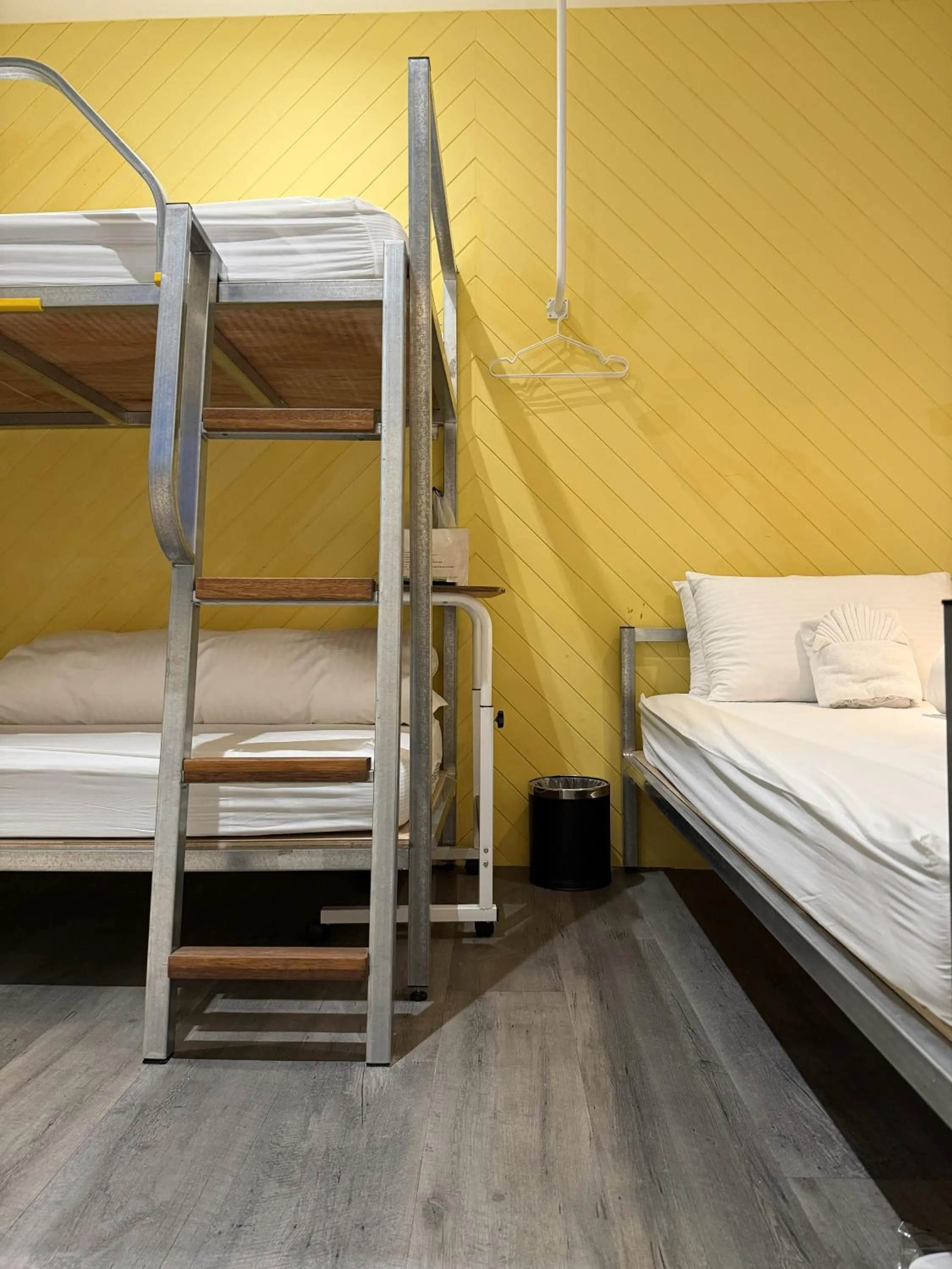 Bed in the Retro Tai-Pan 2