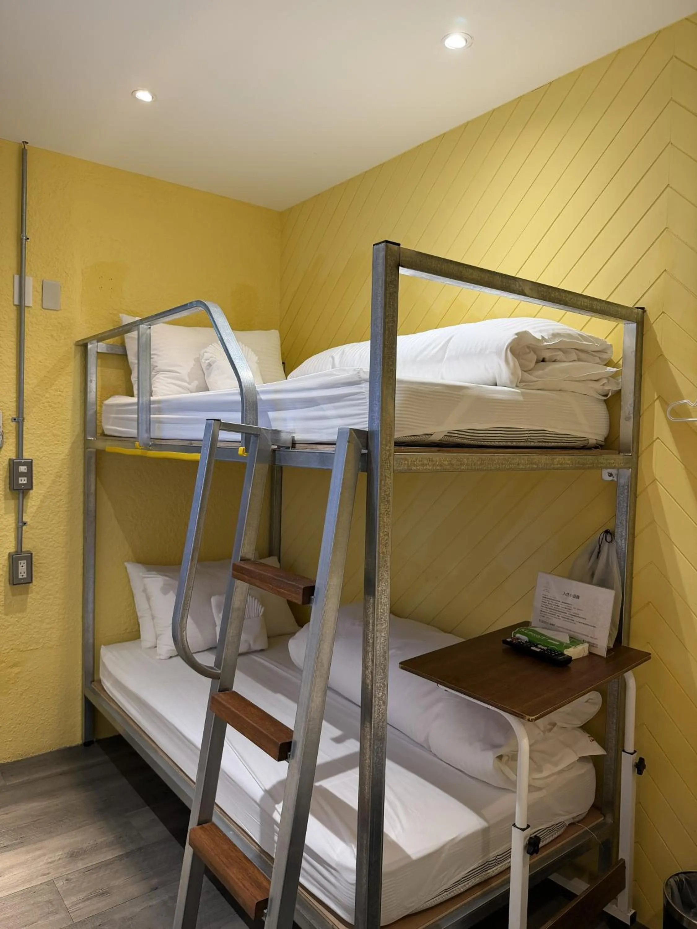 Bed in the Retro Tai-Pan 2
