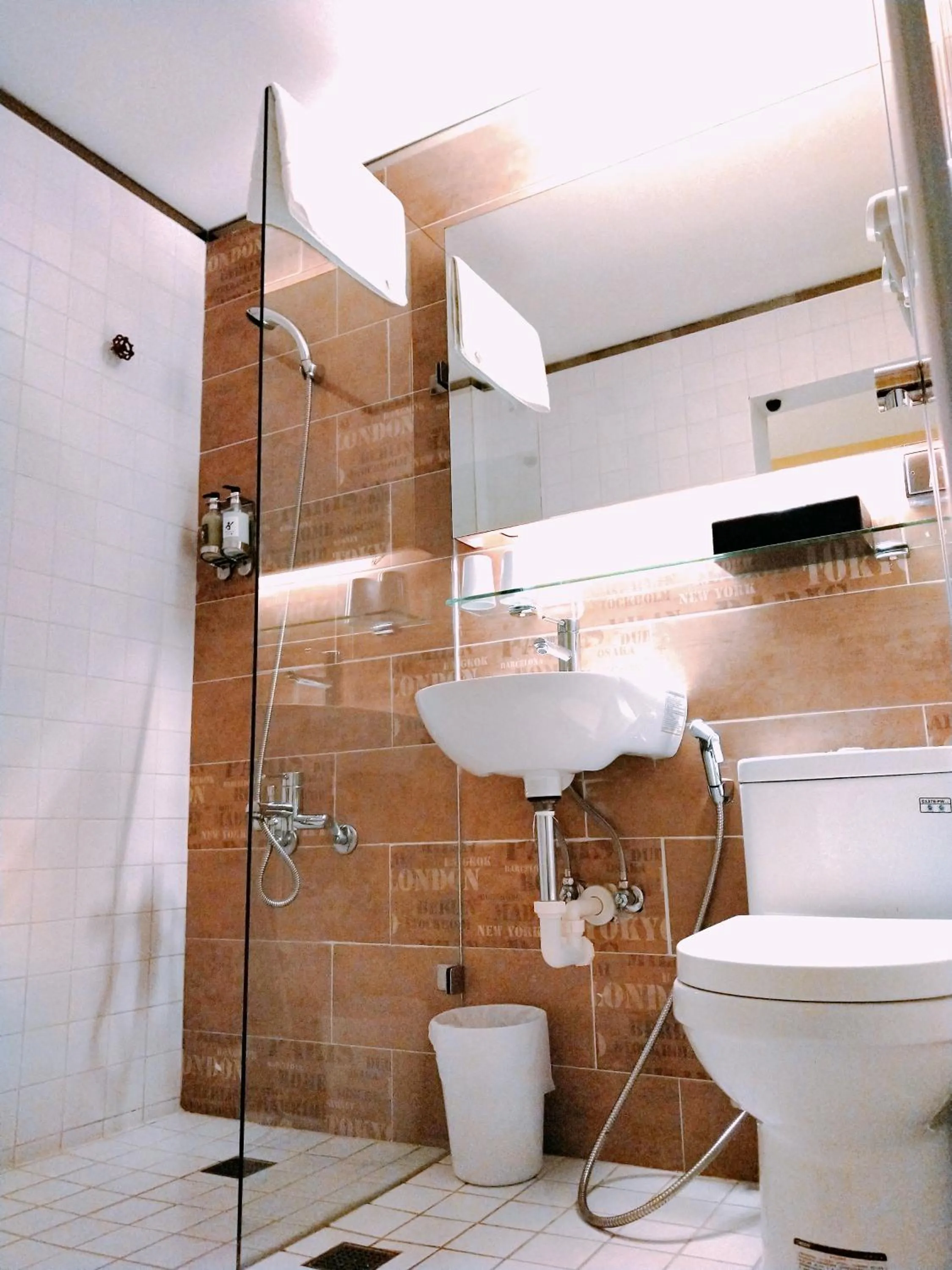 Shower in King Wow Inn