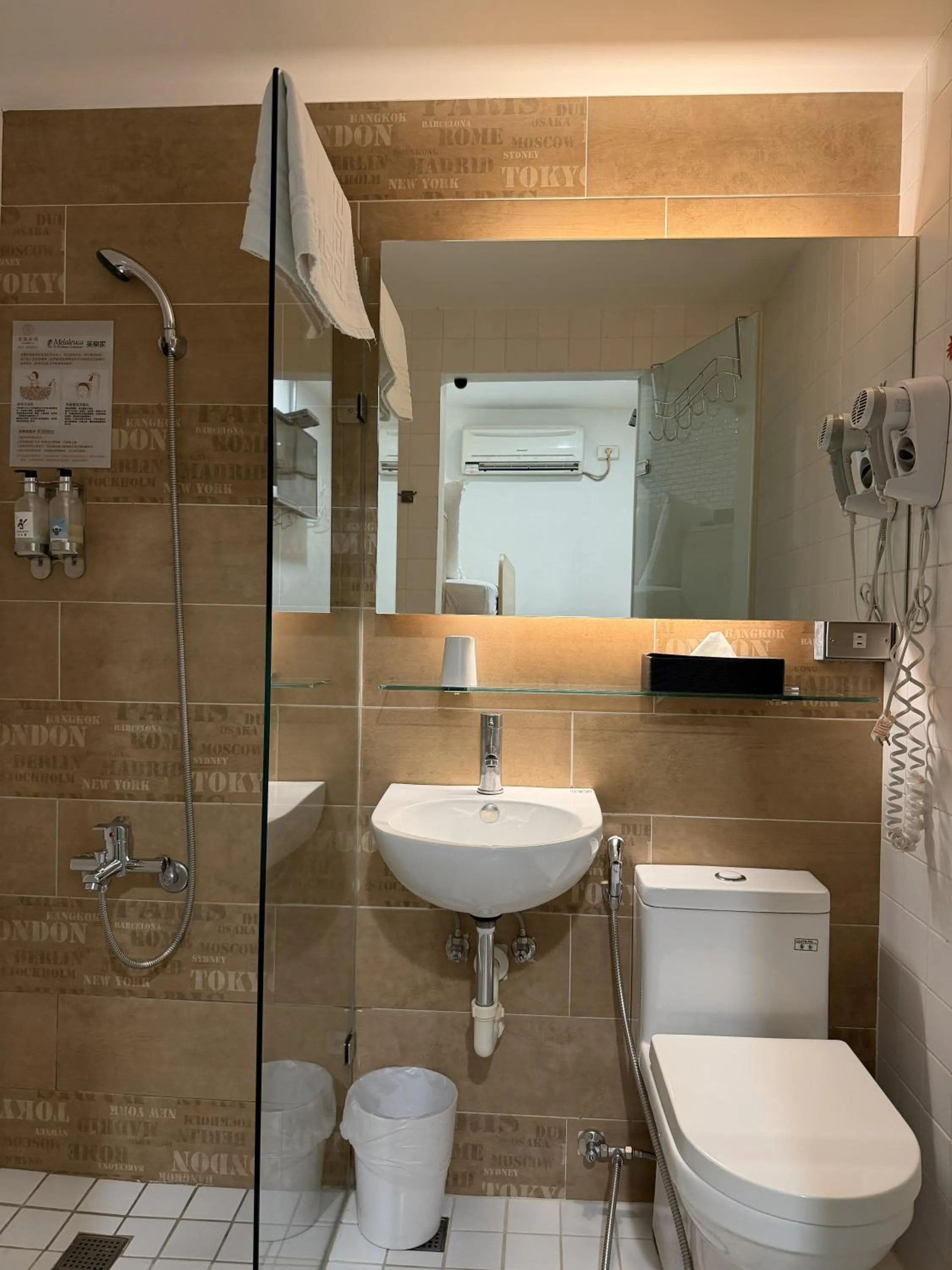 Shower in the Retro Tai-Pan 2
